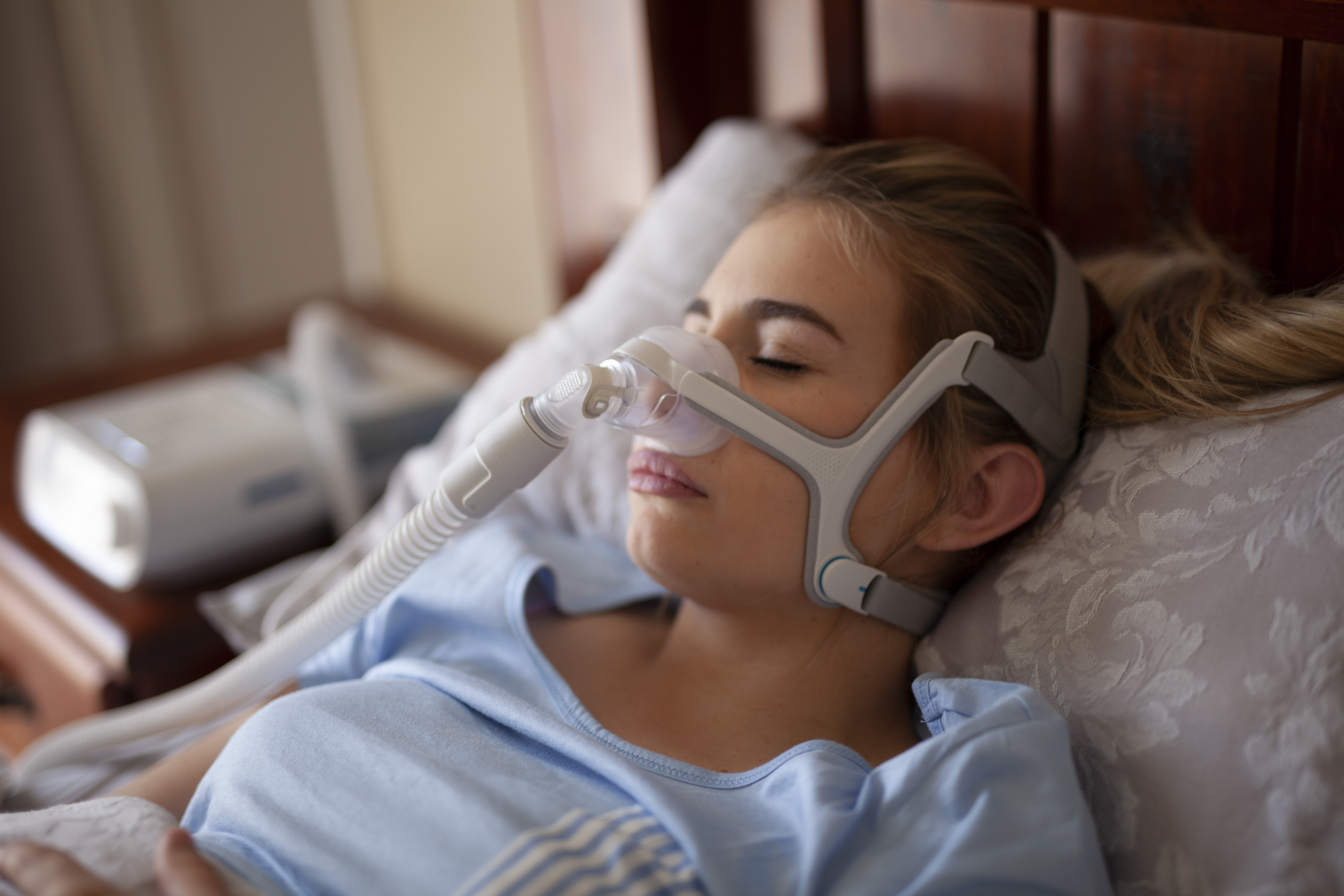 Patienten können mit einem CPAP-Gerät behandelt werden, das über einen Schlauch, der mit einer Maske oder einem Nasenstück verbunden ist, einen konstanten und gleichmäßigen Luftdruck liefert, der Ihnen beim Atmen im Schlaf hilft