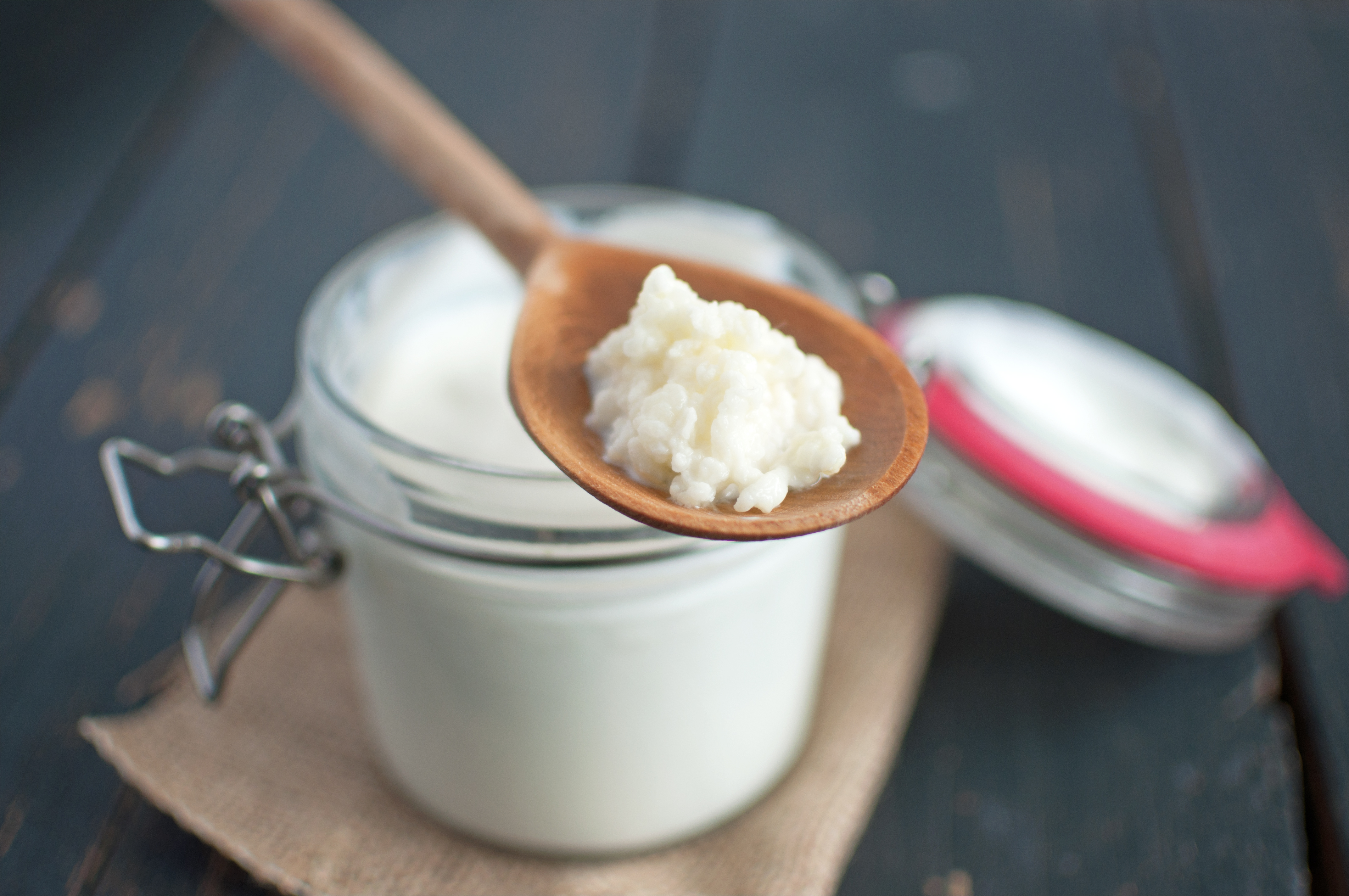 Kefir ist eine würzige fermentierte Milch, die gut für den Darm Ihres Kindes ist