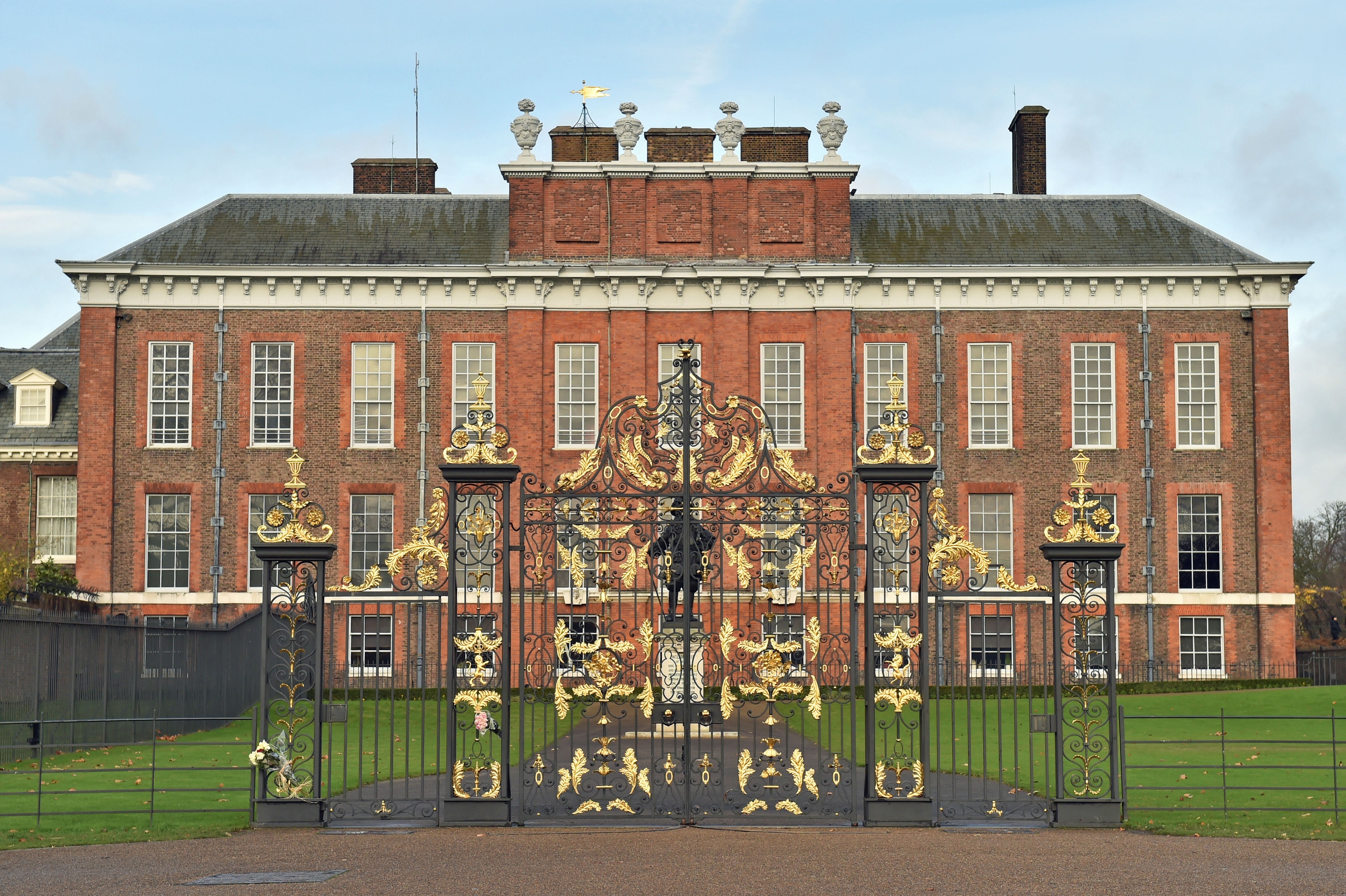 Insider sagen jedoch, dass ihnen bei künftigen Besuchen in Großbritannien vorübergehend Zimmer im Kensington Palace zur Verfügung gestellt werden könnten, wenn sie dies kündigen