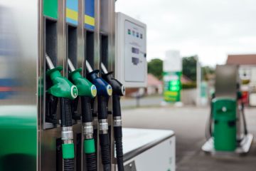 Die Benzinpreise wurden bekannt gegeben, da Autofahrer 25 £ sparen können, wenn sie ein paar Kilometer zurücklegen