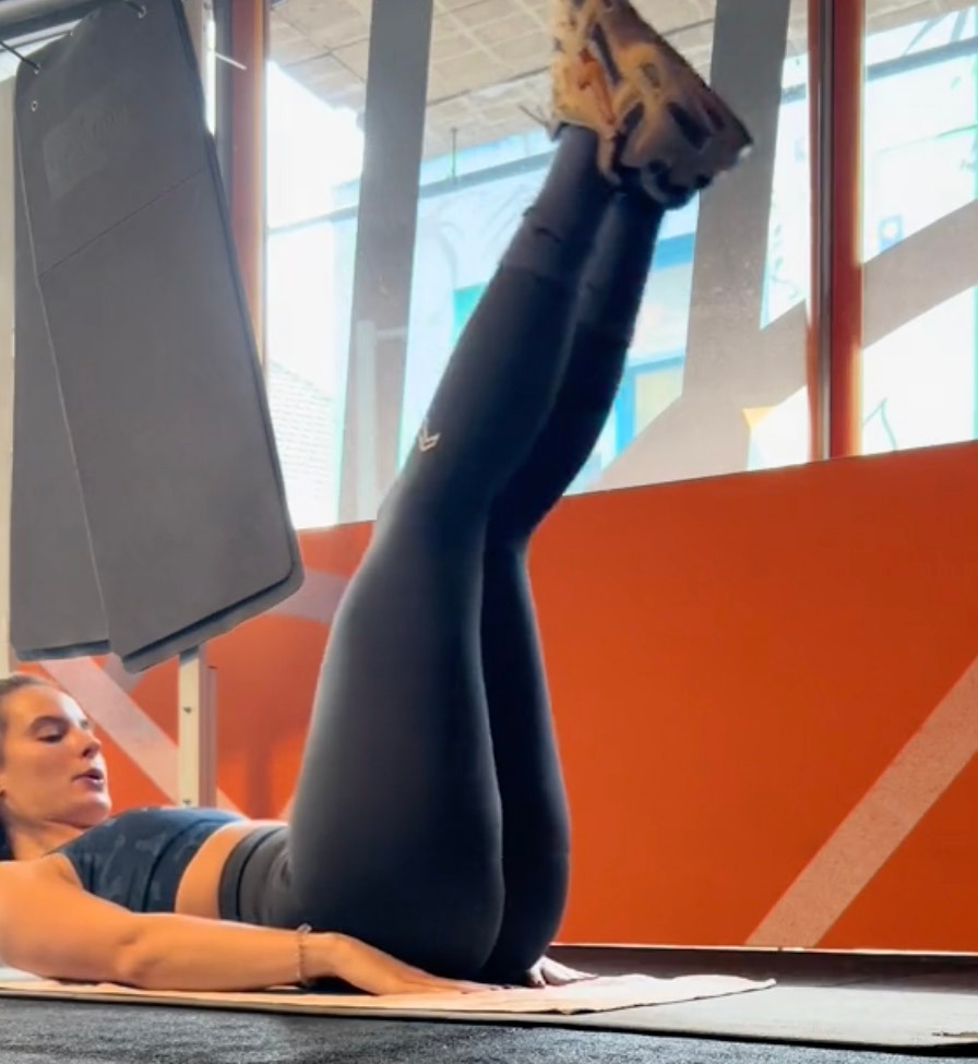 Fre teilt in einfachen TikTok-Videos ihre Schritt-für-Schritt-Workouts, um fit und fit zu bleiben