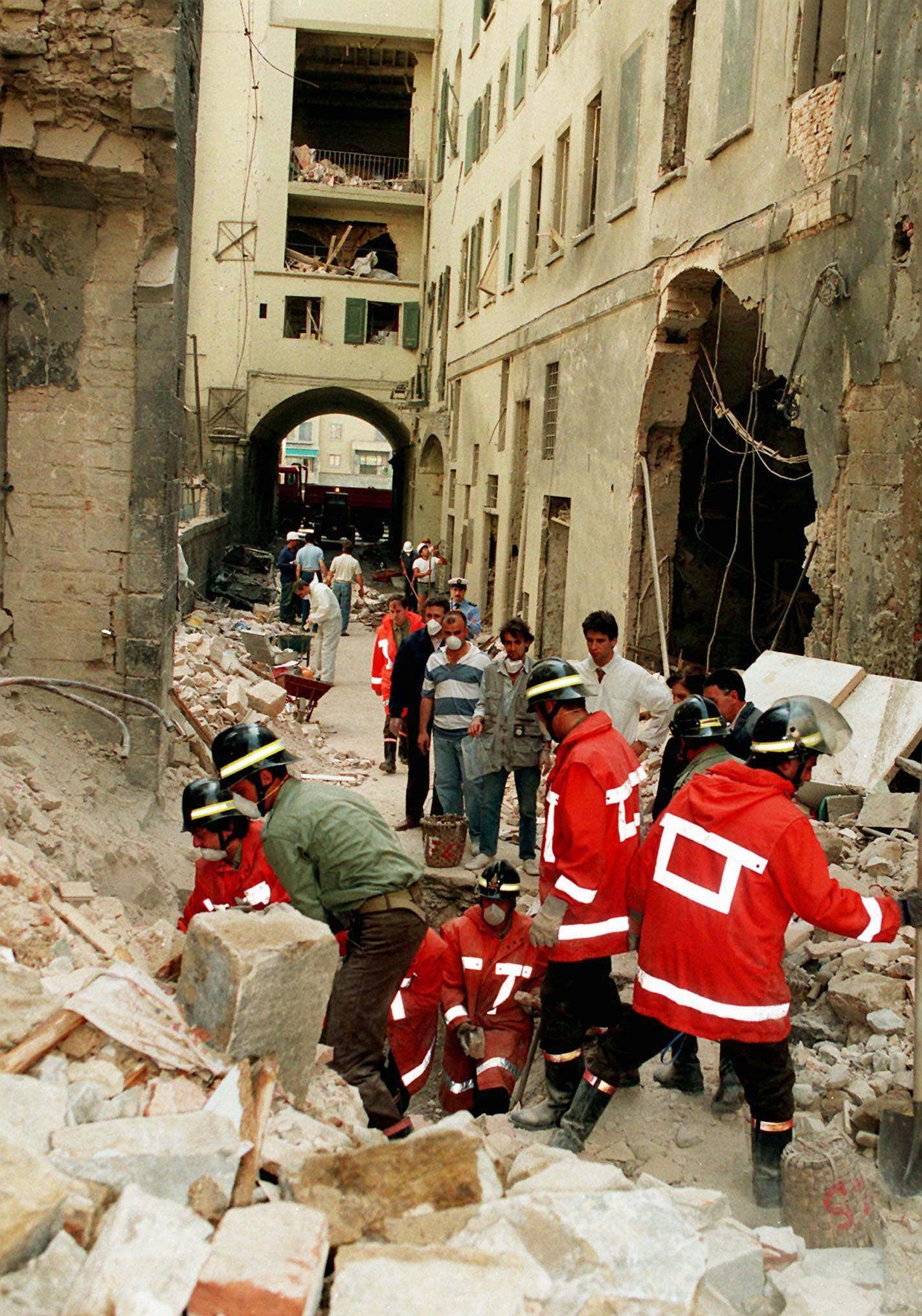 Denaro und Mafiabosse arbeiteten 1993 bei einem schrecklichen Bombenanschlag auf Florenz, Mailand und Rom zusammen, der die Folgen des Angriffs auf die Uffizien veranschaulichte