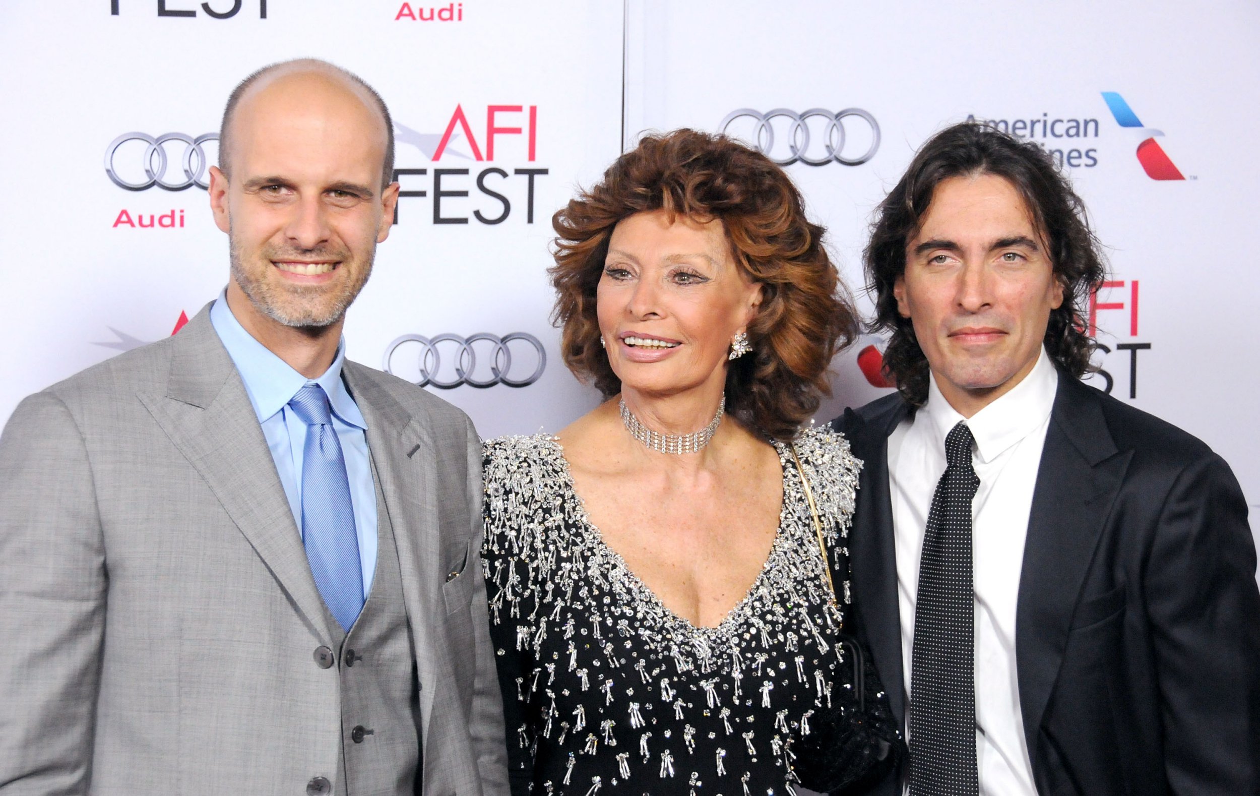 Die legendäre italienische Schauspielerin Sophia Loren (Mitte) und ihre beiden Söhne, der Regisseur/Schauspieler Edoardo Ponti (L) und der Dirigent Carlo Ponti Jr. (R) im Jahr 2014