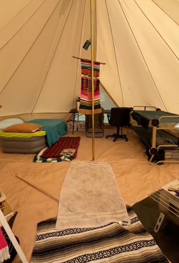 In einer Reihe von TikTok-Videos enthüllte sie ihr Leben im Zelt