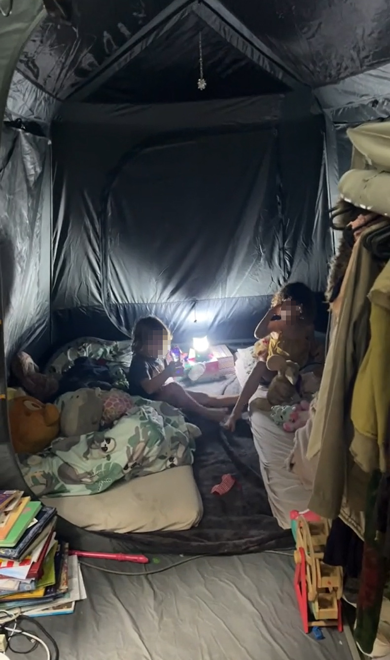 Sie zeigte das "Kinderzimmer," einen Platz im Zelt, der ihren Kindern gewidmet ist