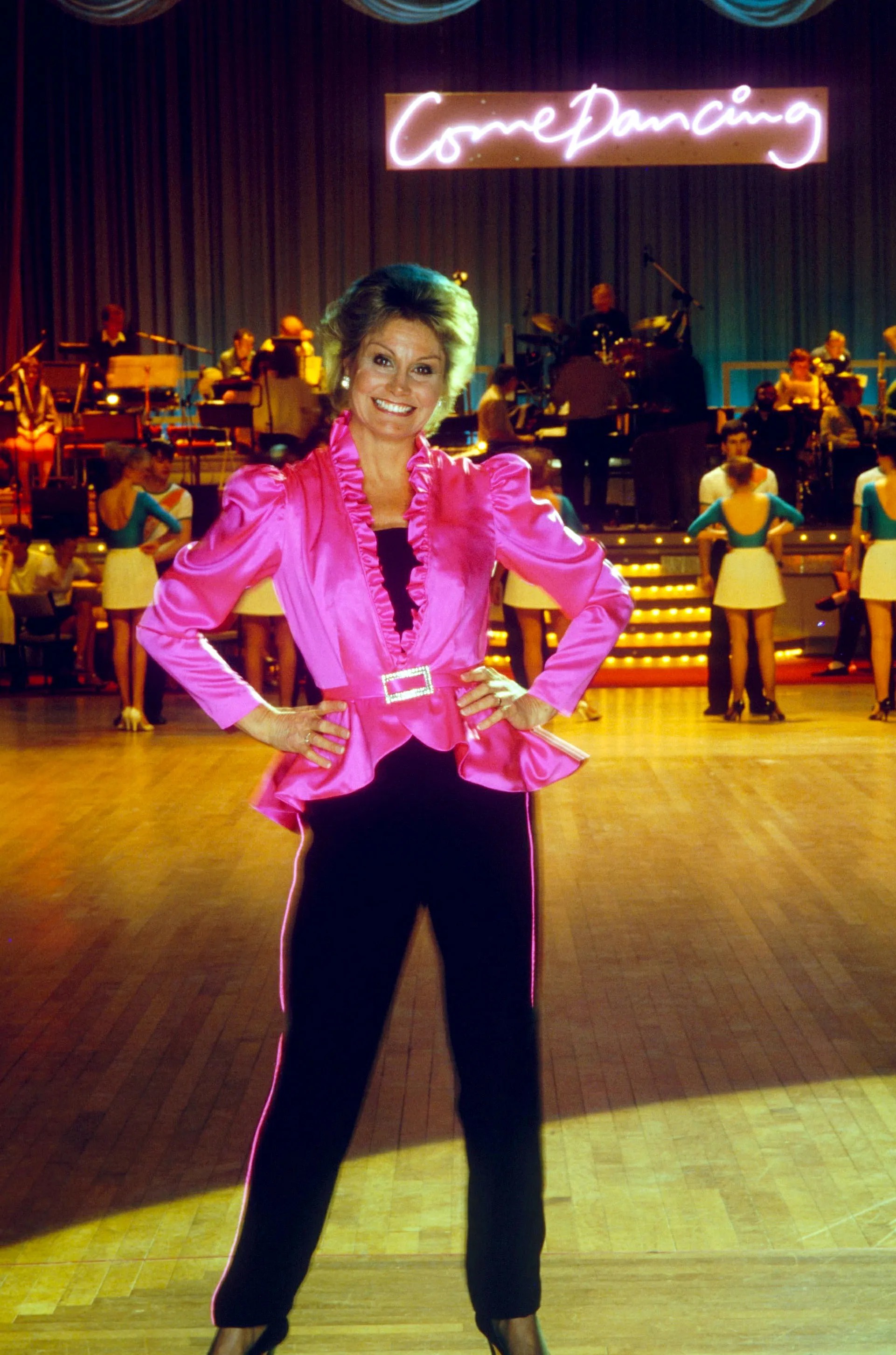 Von 1988 bis 1991 moderierte Angela den ruhigeren Vorläufer der Serie, Come Dancing