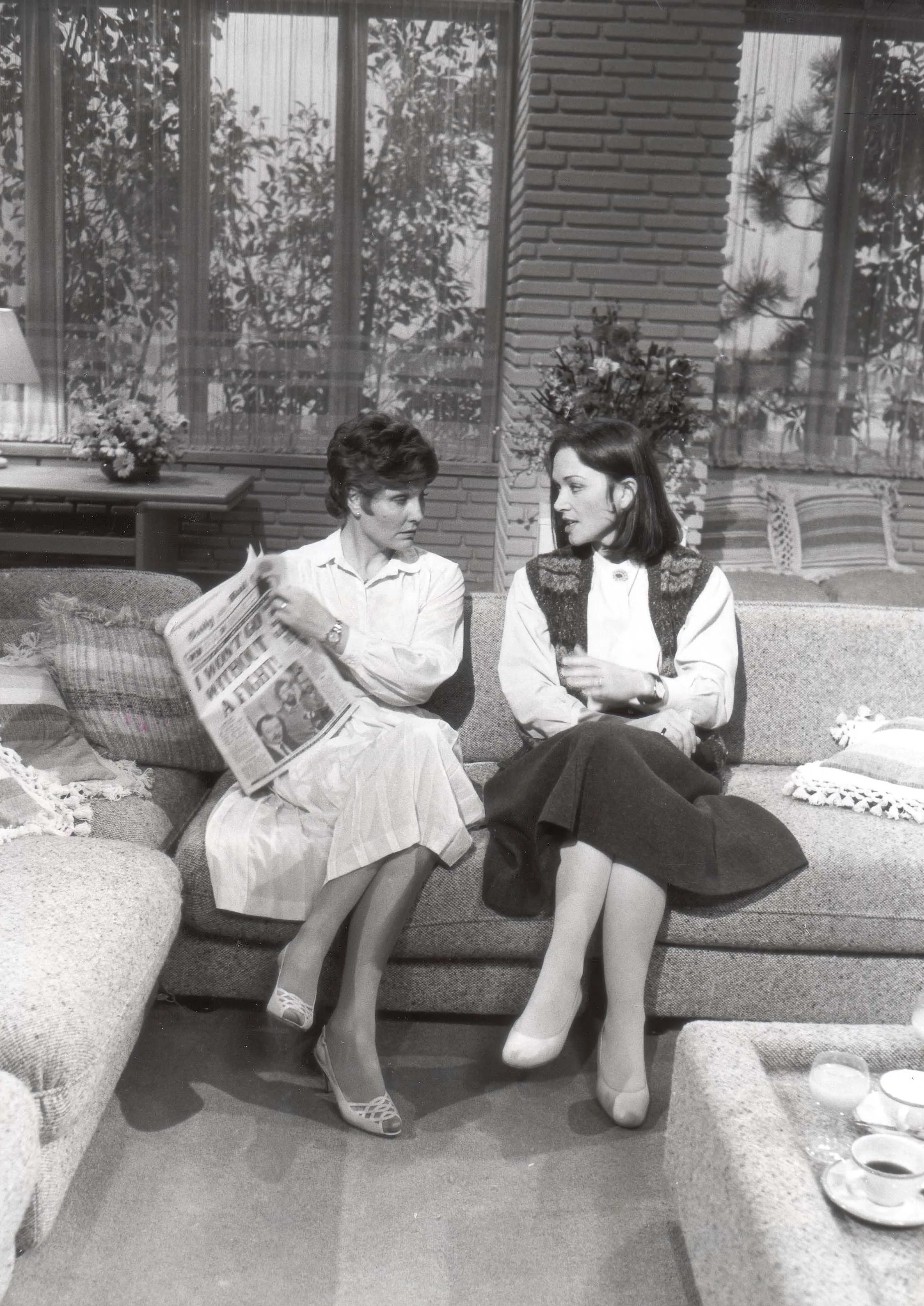 Angela mit Co-Moderatorin Anna Ford bei GMB im Jahr 1983
