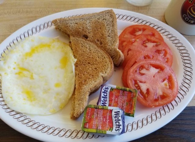 Waffelhaus-Weizentoast und Tomate und Ei