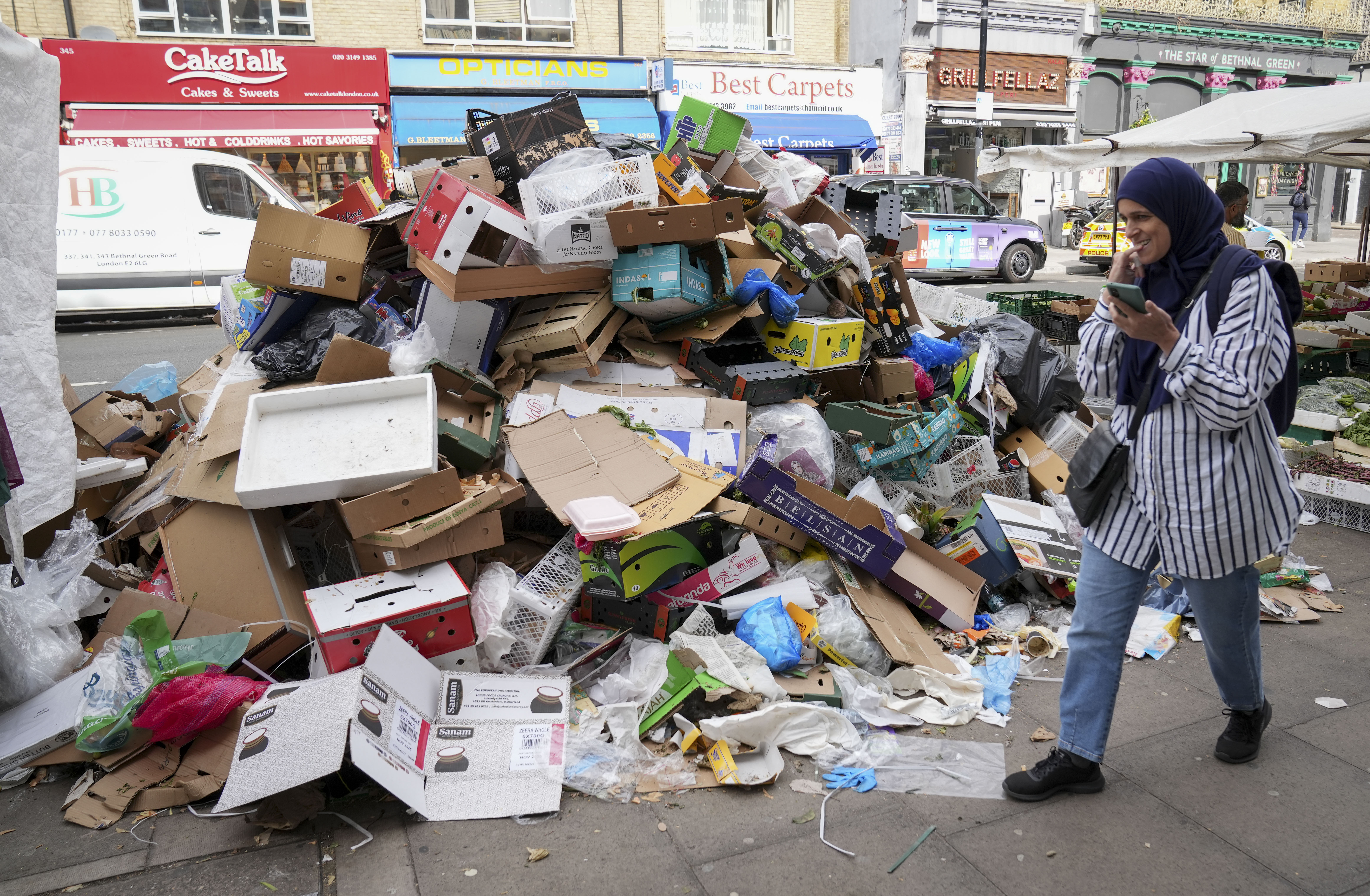 In den Straßen von East London türmt sich der Müll höher als die Menschen