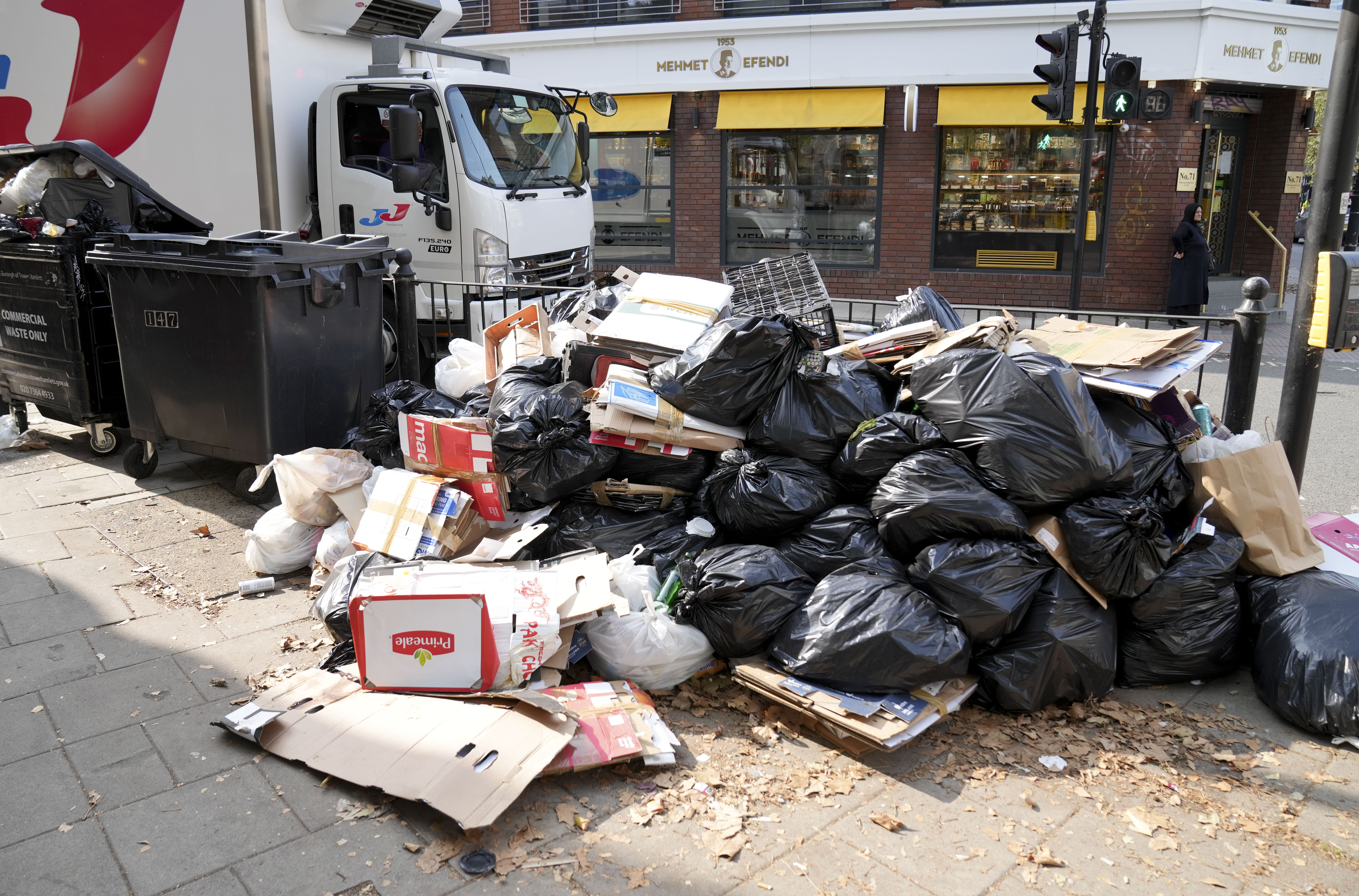 Im Osten Londons stapeln sich die Müllsäcke