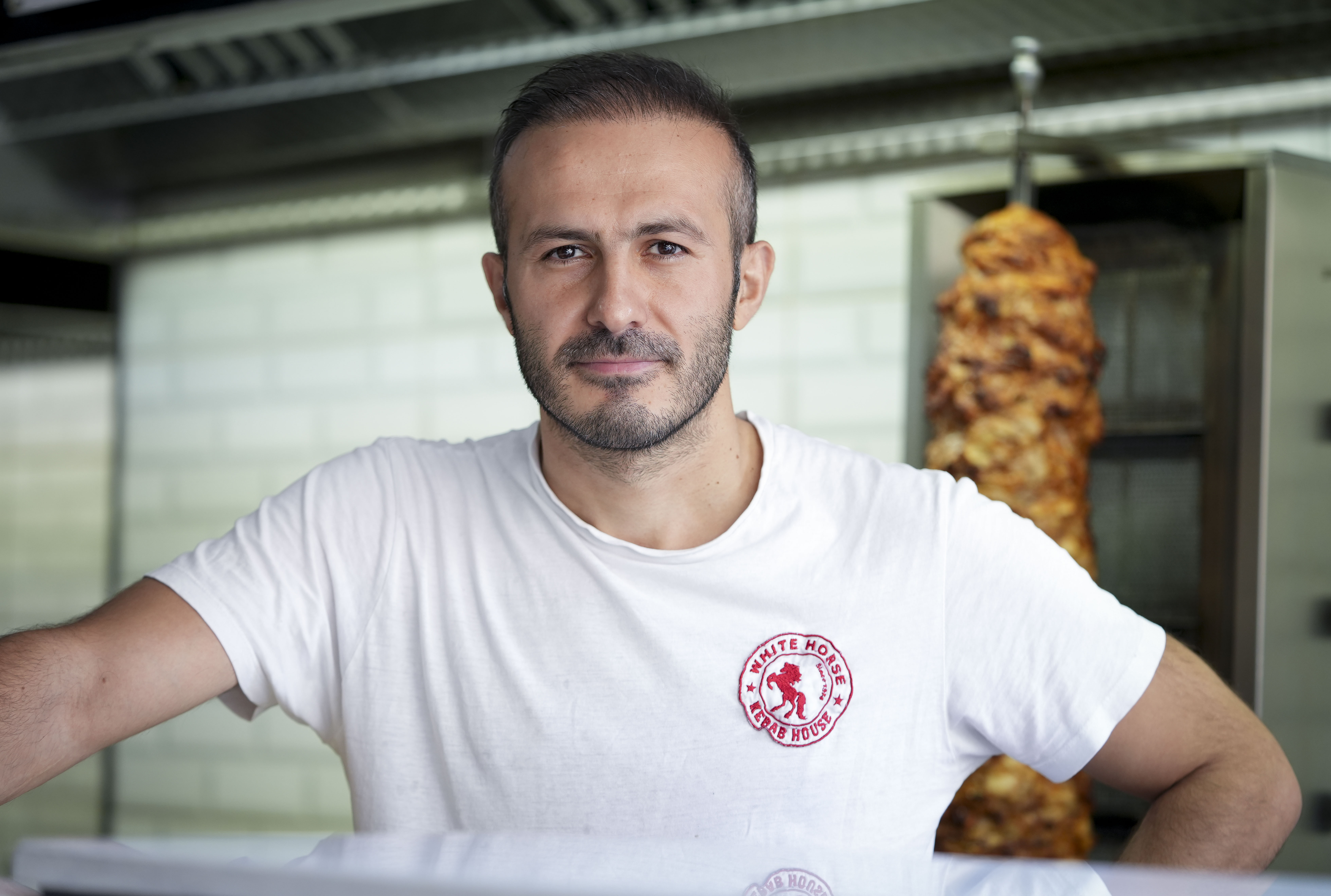 Der örtliche Ladenbesitzer Adam Ozkurt vom White Horse Kebab