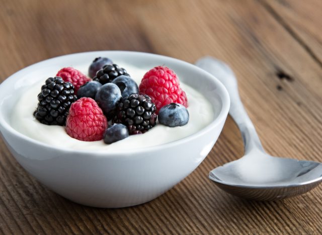 Joghurt mit frischem Obst