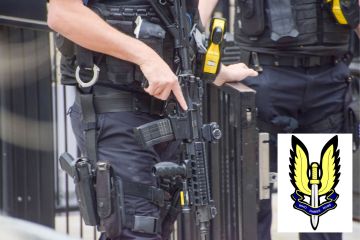 SAS-Deckung traf Polizisten, die Waffen abgaben, nachdem ein Beamter wegen Mordes angeklagt wurde