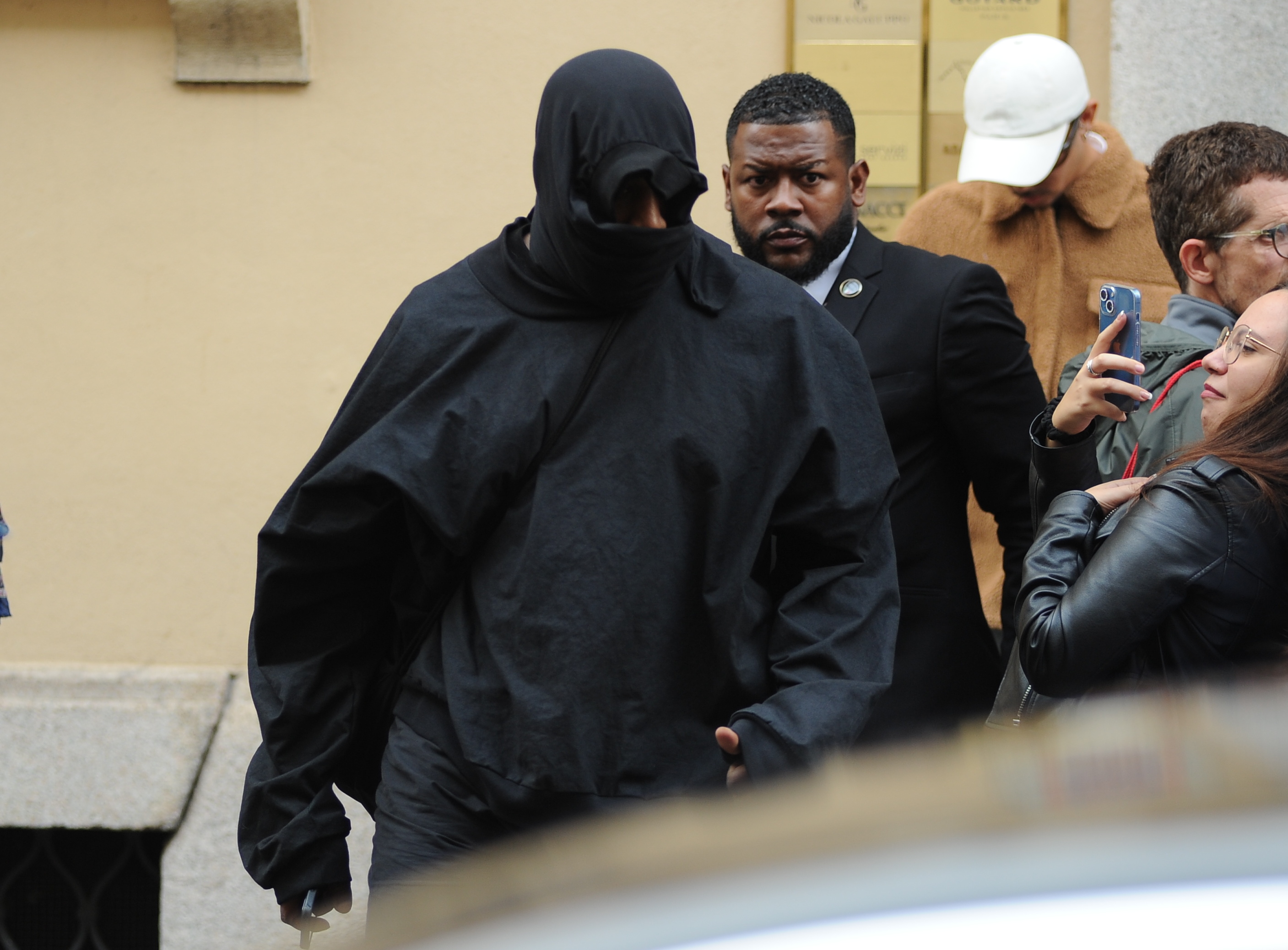 Kanye (hier am 22. September zu sehen) begann 2012, Gesichtsbedeckungen zu tragen