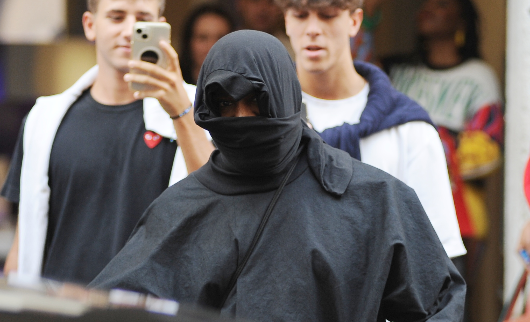 Kanyes Kleidungspakete und Kopfbedeckungen definieren tatsächlich das Wort „Inkognito“, sagte ein Experte für Körpersprache