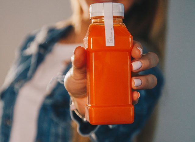 Orangen-Smoothie in Flaschen