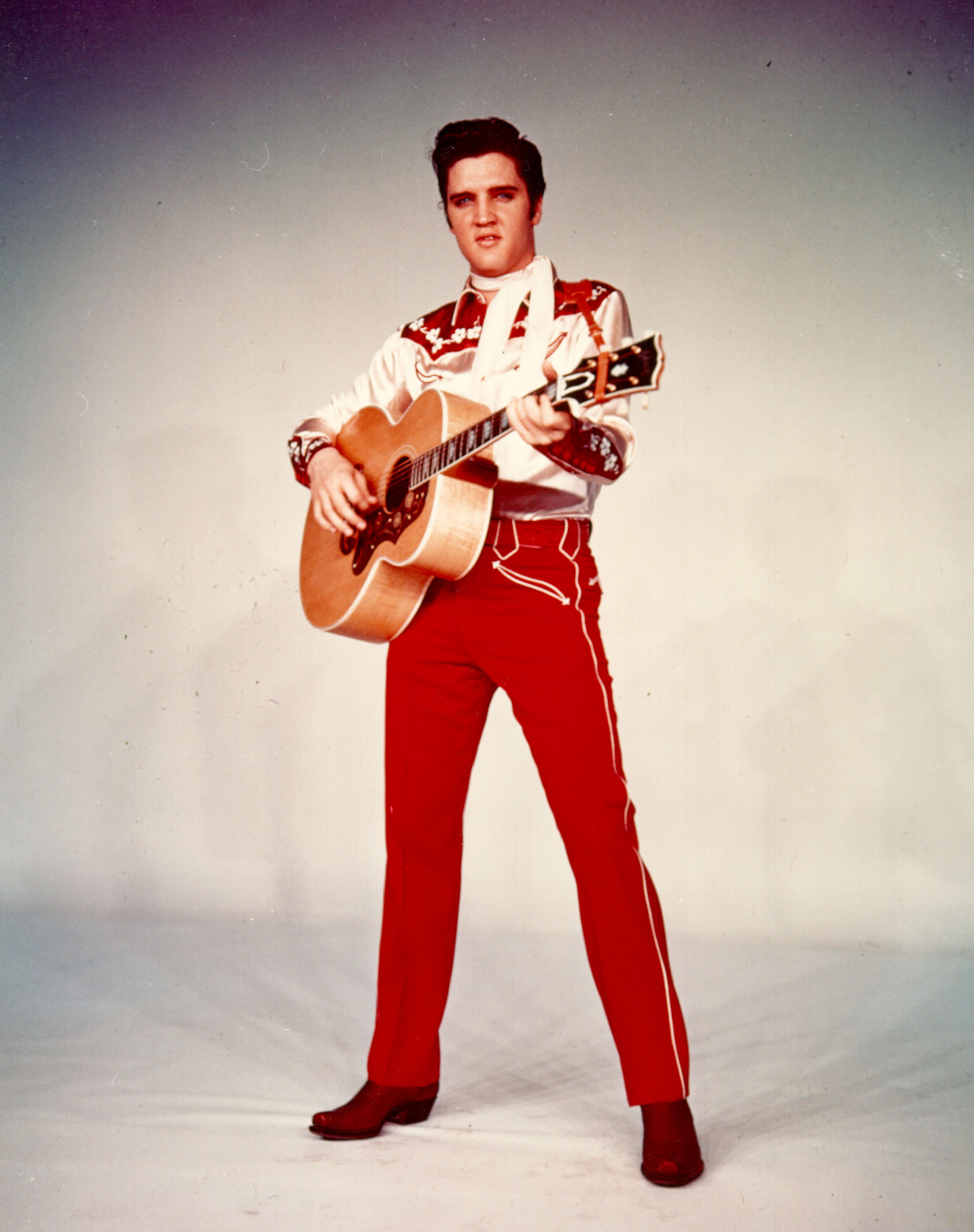 Elvis Presley starb 1977 nach Jahren des Missbrauchs verschreibungspflichtiger Medikamente und ungesunder Essgewohnheiten