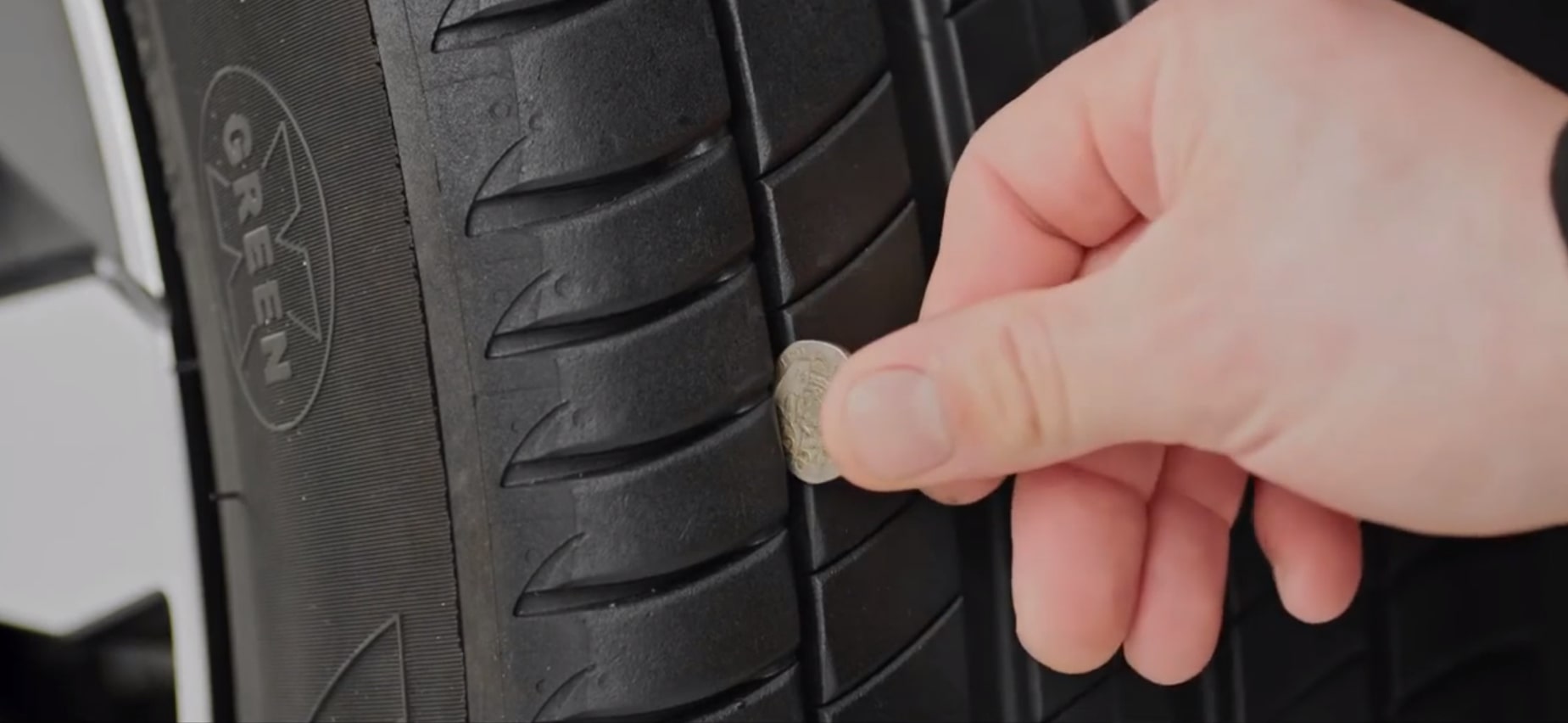 Er verriet einen tollen Trick, mit dem Sie mithilfe einer 20-Pence-Münze sicherstellen können, dass die Profiltiefe Ihrer Reifen korrekt ist