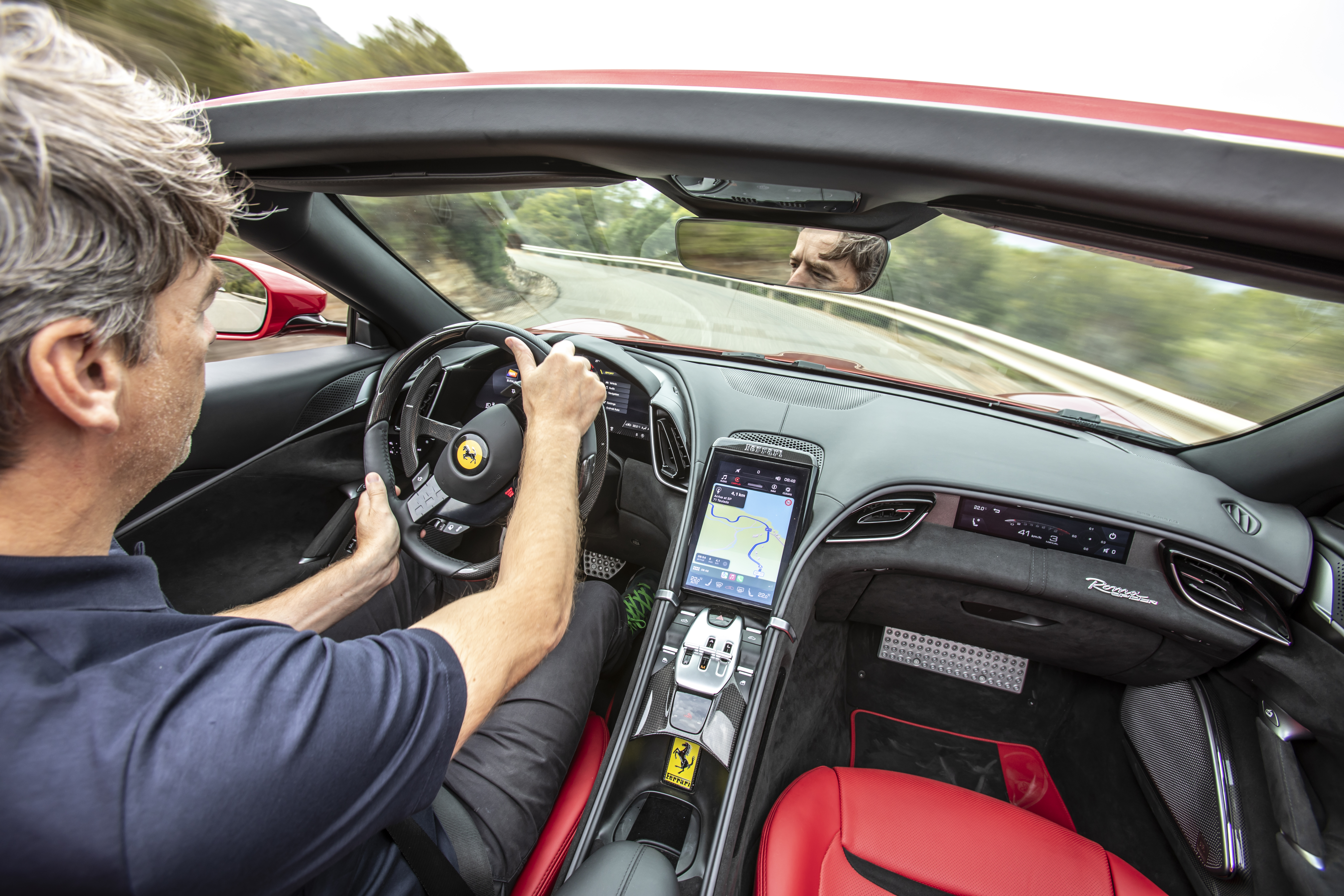 Das Cockpit dieses Ferrari verfügt über drei Bildschirme
