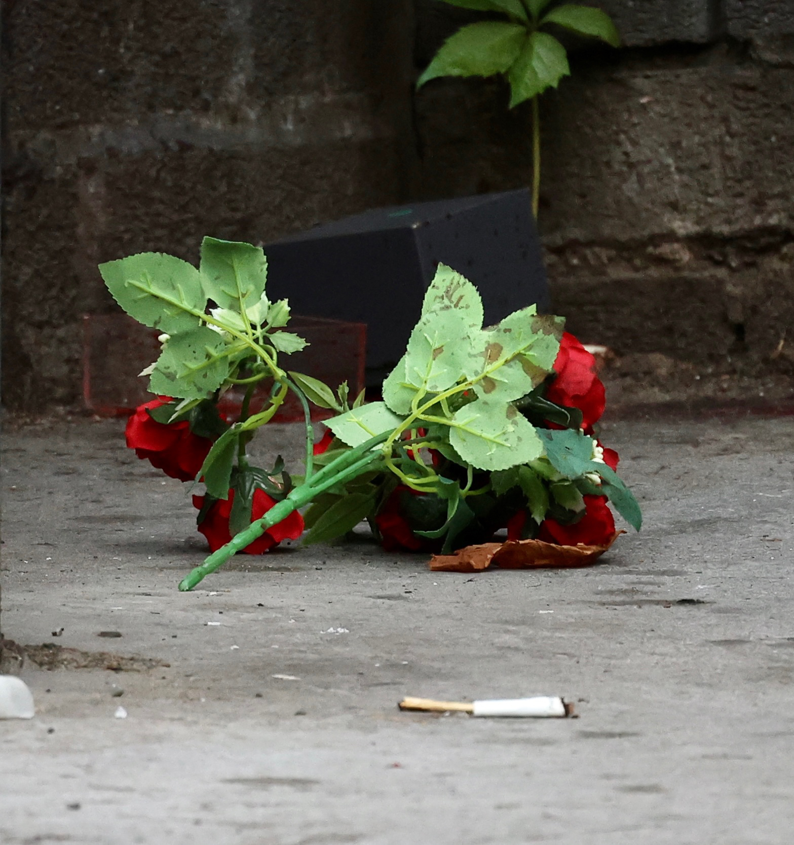 Ein blutiger Blumenstrauß auf dem Boden vor dem Whitgift-Einkaufszentrum