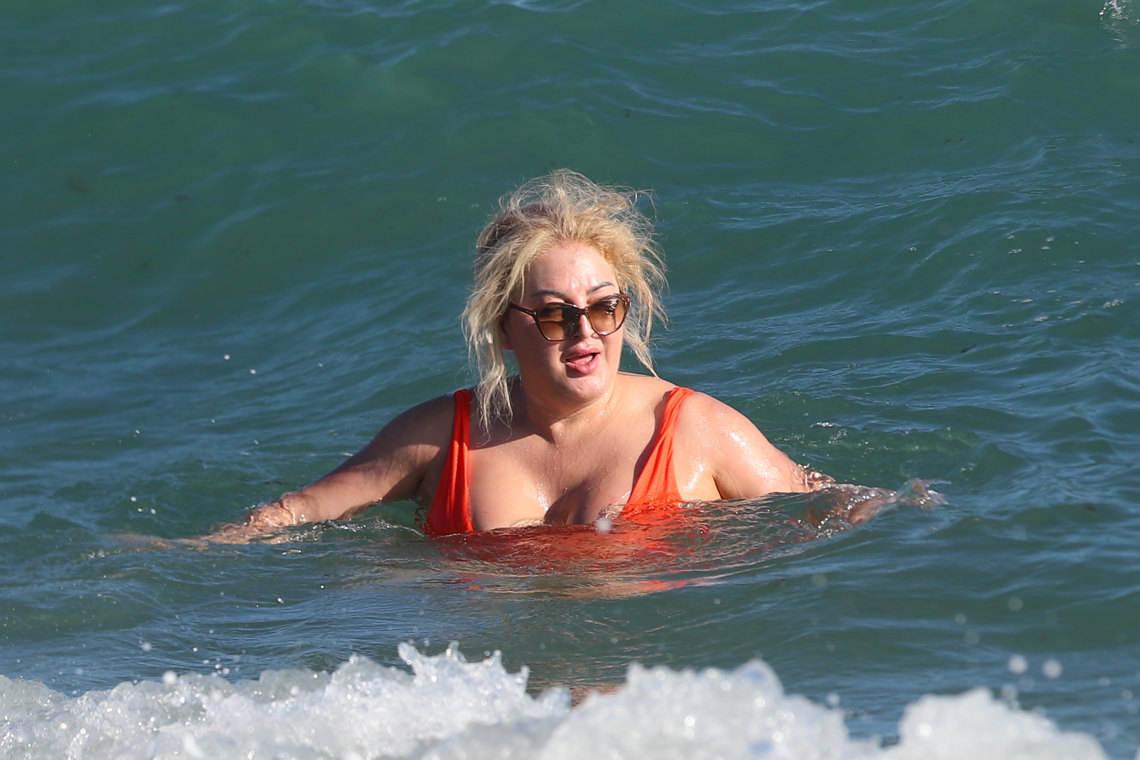 Sie setzte eine Sonnenbrille auf, als sie im Meer badete