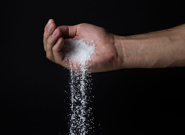 Salz strömt aus der Hand