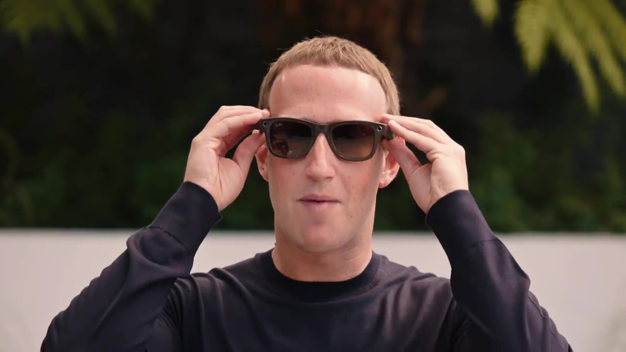 Meta-Chef Mark Zuckerberg probiert die Ray-Ban-Sonnenbrillen des Unternehmens aus, die über integrierte KI-Funktionen verfügen