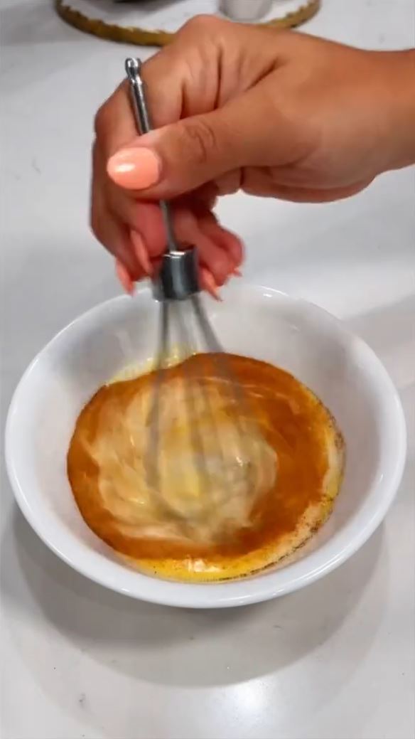 Sie rollte die Toasts zusammen und tauchte sie in einen Zimt-Ei-Teig
