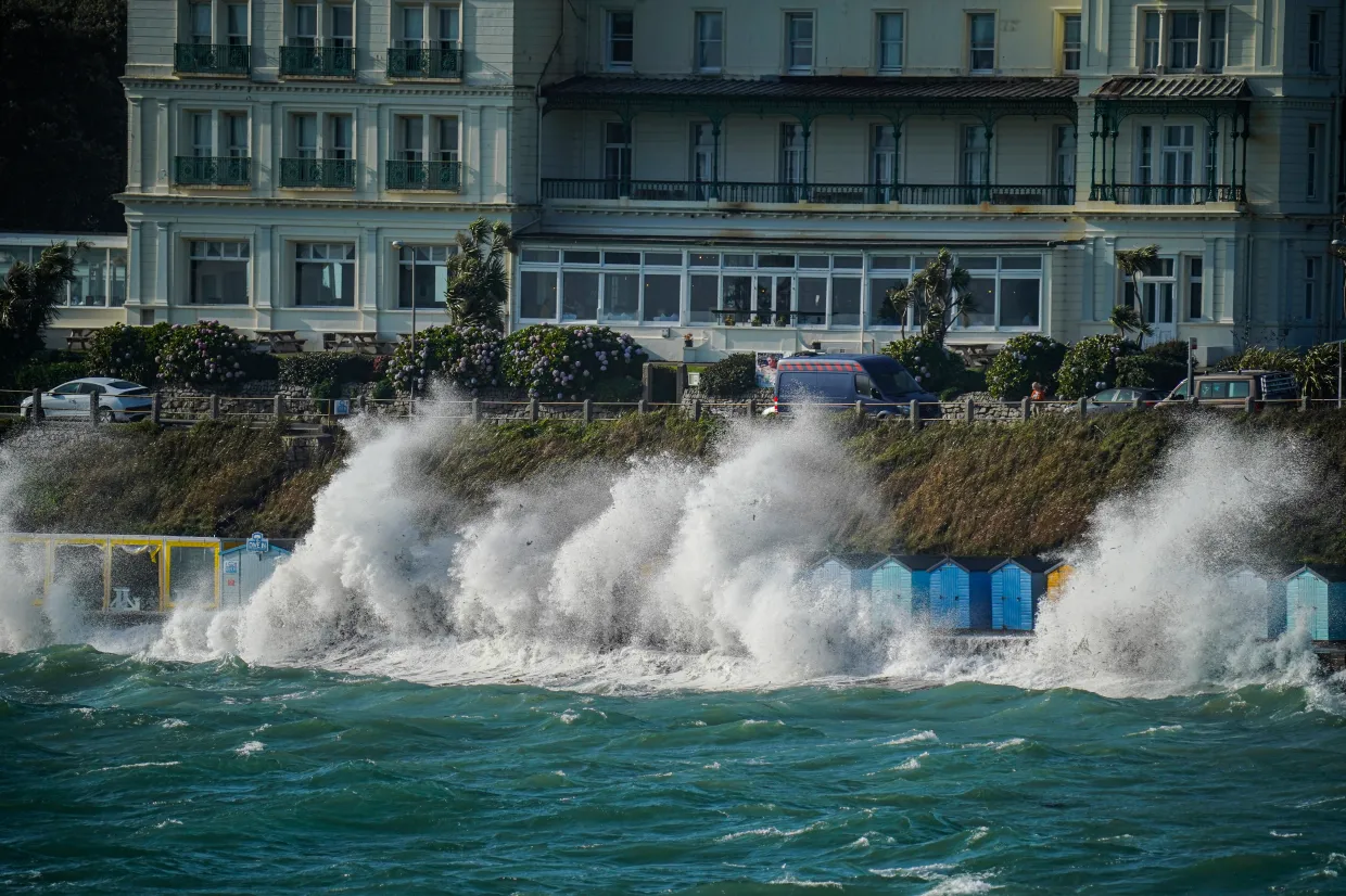 Am Mittwoch schlugen hohe Wellen auf die Küste von Cornwall ein