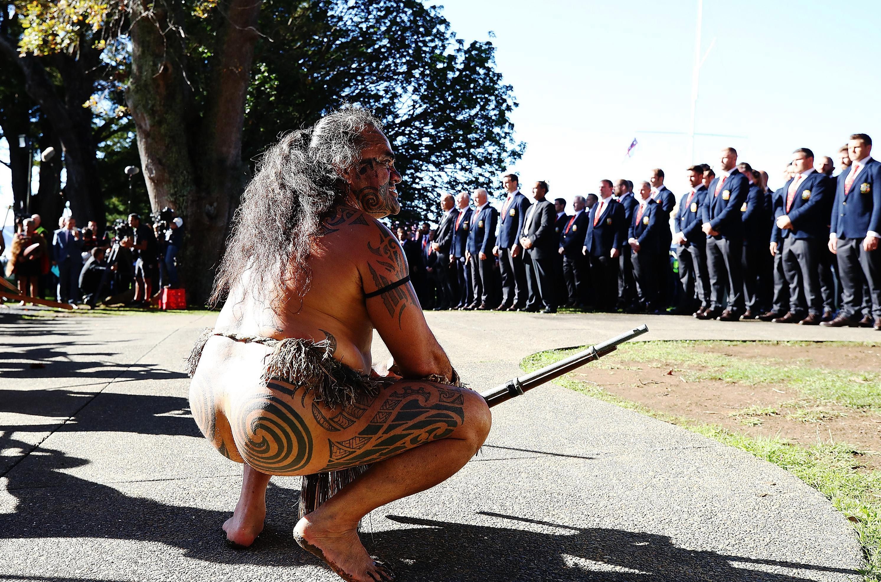   Normalerweise sind die Maori mit Tätowierungen bedeckt und ihre täglichen Gewohnheiten basieren auf dem Haka und seiner Bedeutung