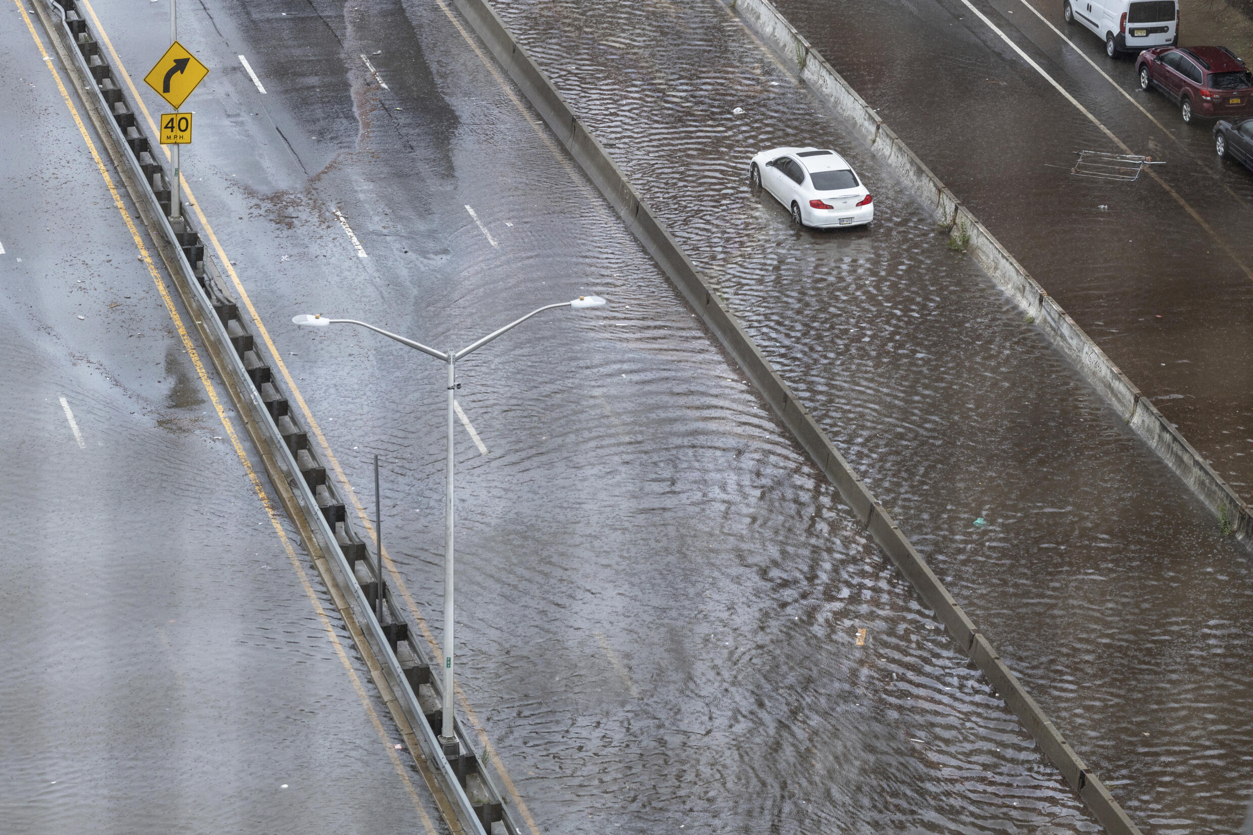 Ein verlassenes Auto steht am 29. September 2023 im Hochwasser auf dem FDR Highway in der Lower East Side von Manhattan.