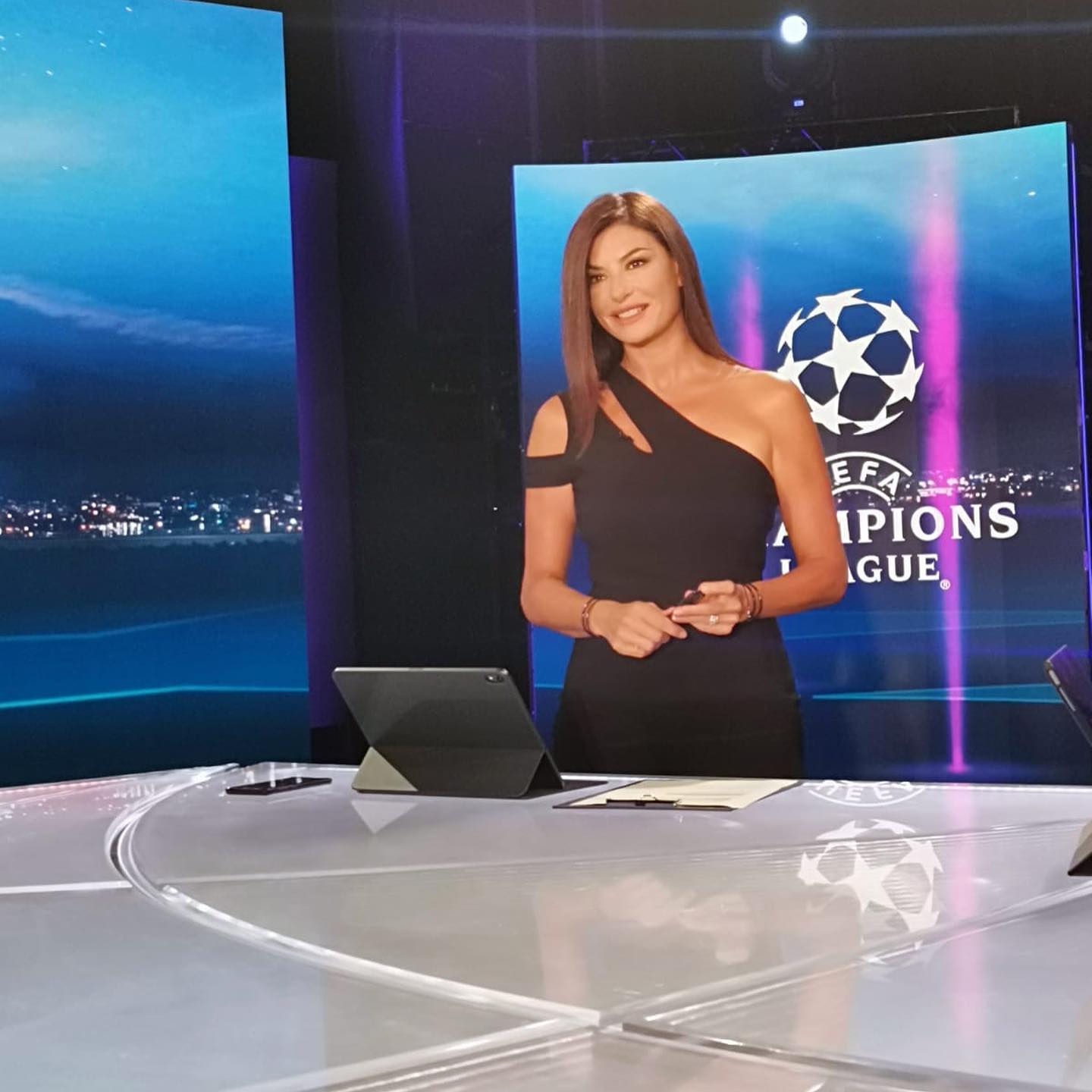 Während ihrer Medienkarriere hat sie über die Champions League berichtet
