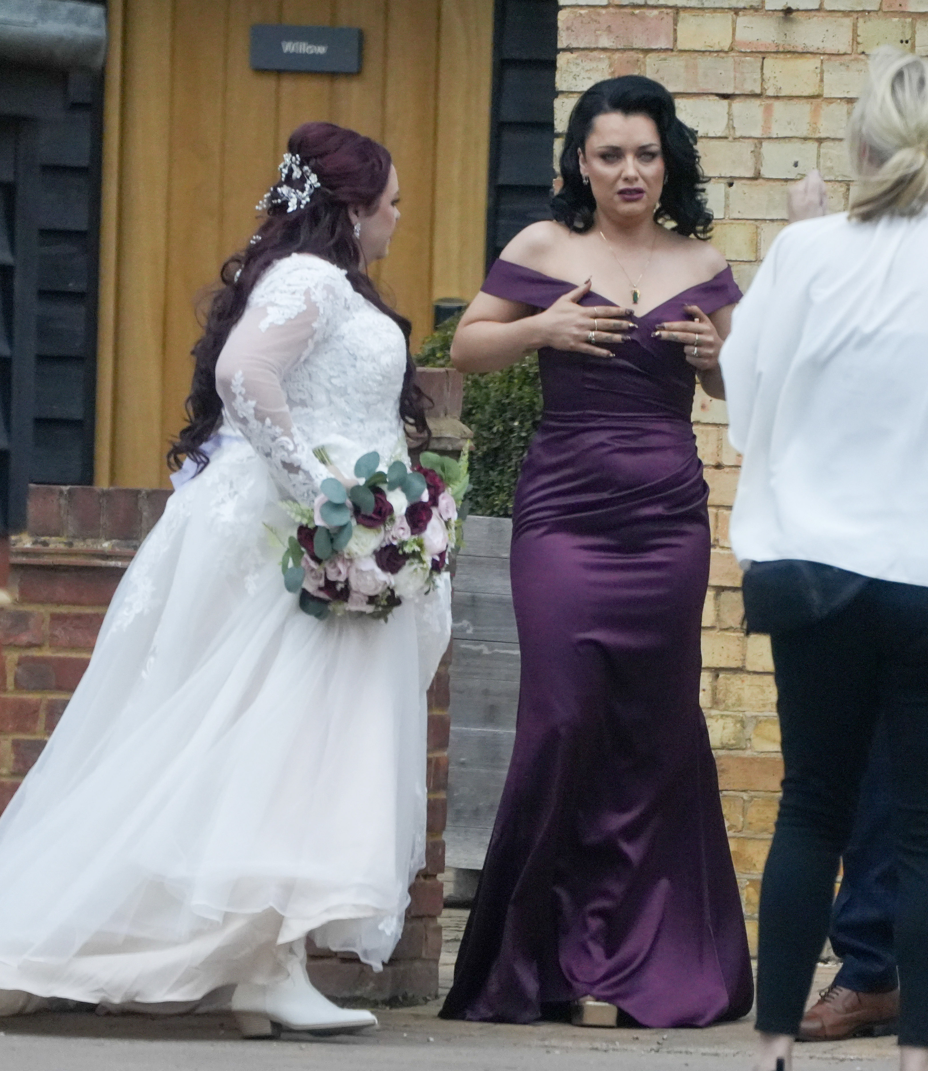 Shona McGarty, die Brautjungfer ihrer Schwester, hat Gerüchte über eine Verlobung ausgelöst