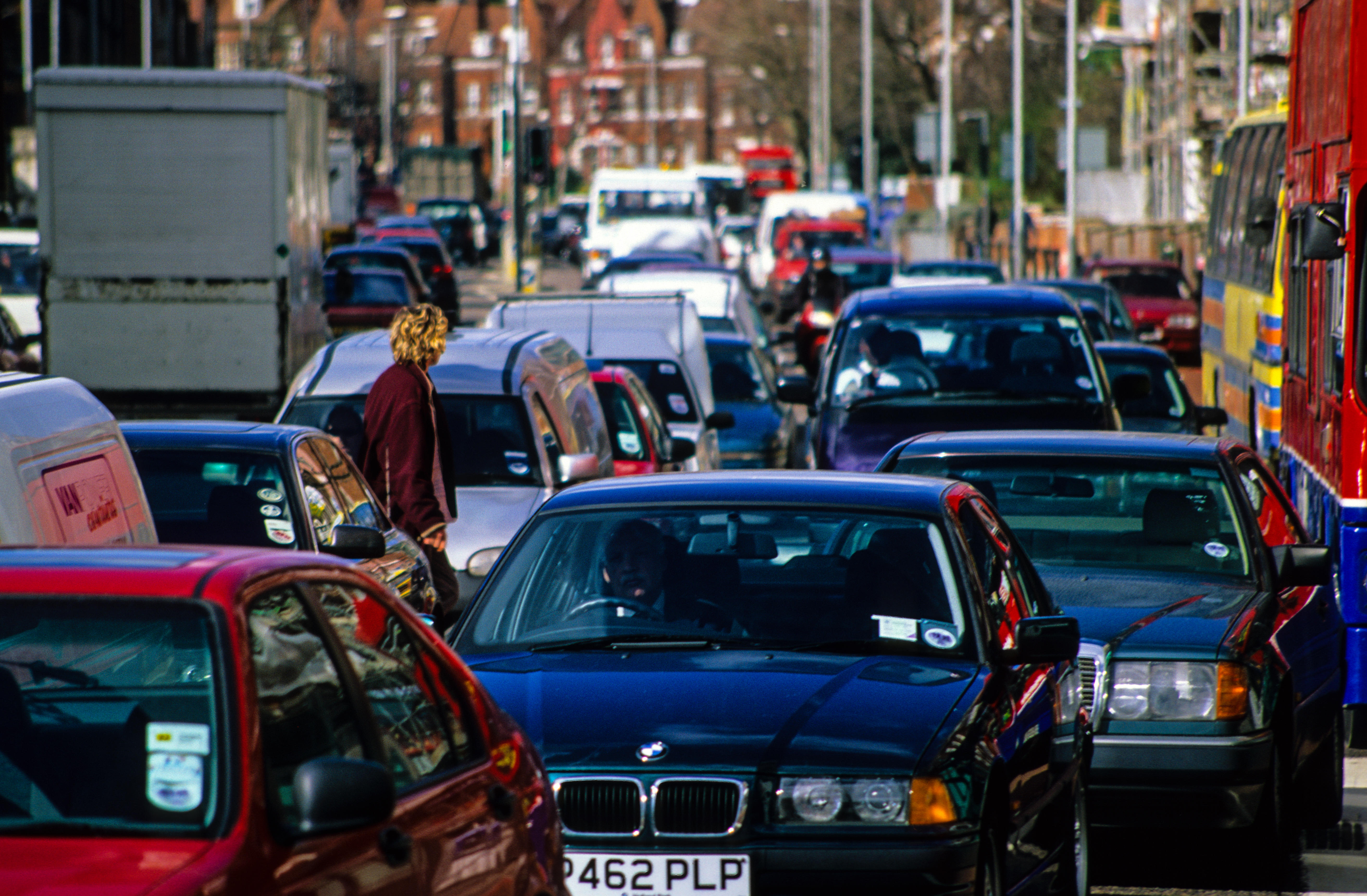 Bürgermeister Sadiq Khan hat angekündigt, dass die Geschwindigkeitsbegrenzung auf der Hälfte der Straßen Londons auf 20 Meilen pro Stunde gesenkt werden soll