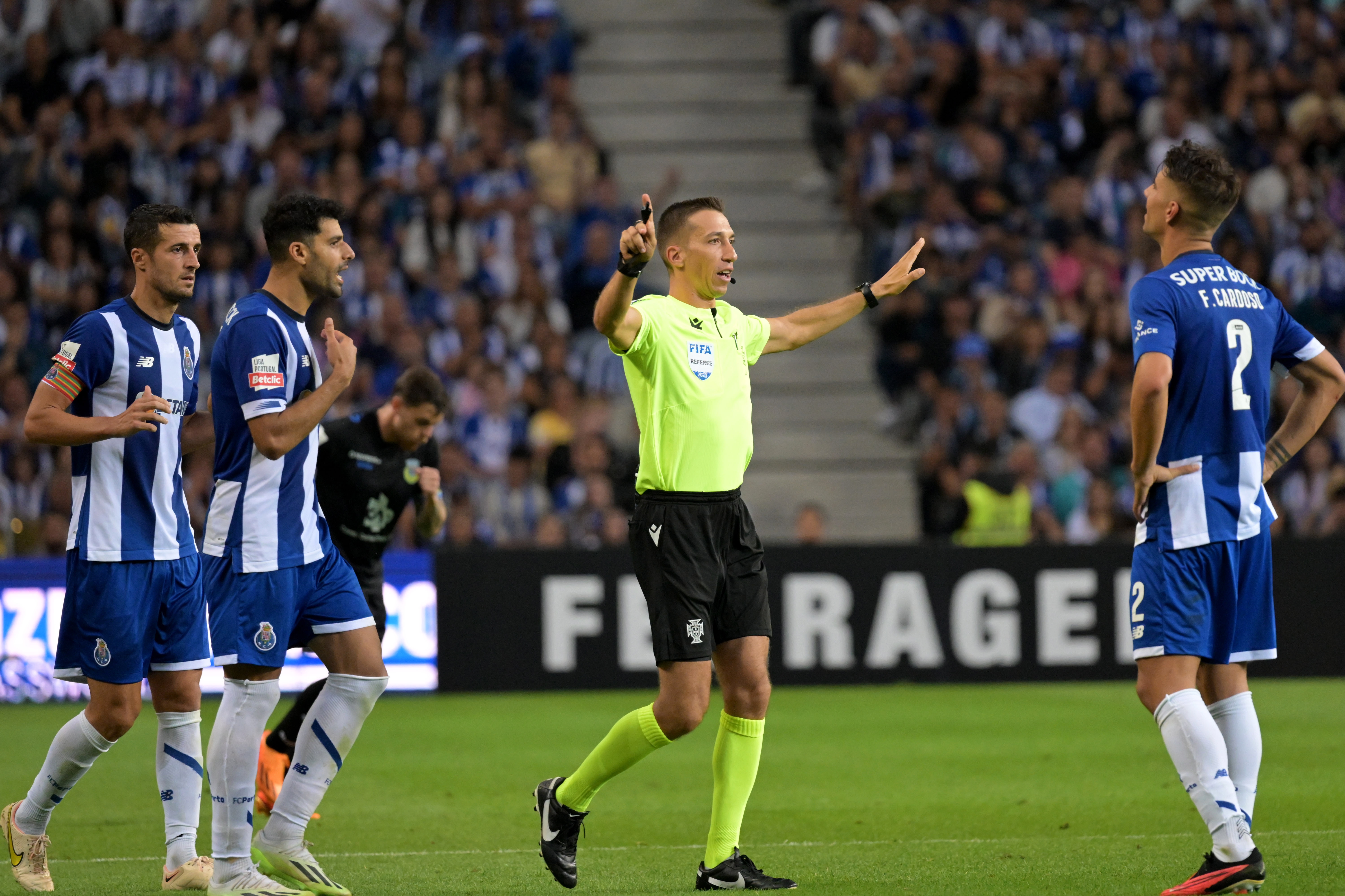 Schiedsrichter Miguel Nogueira hob seine Entscheidung, Porto einen Elfmeter zu geben, auf