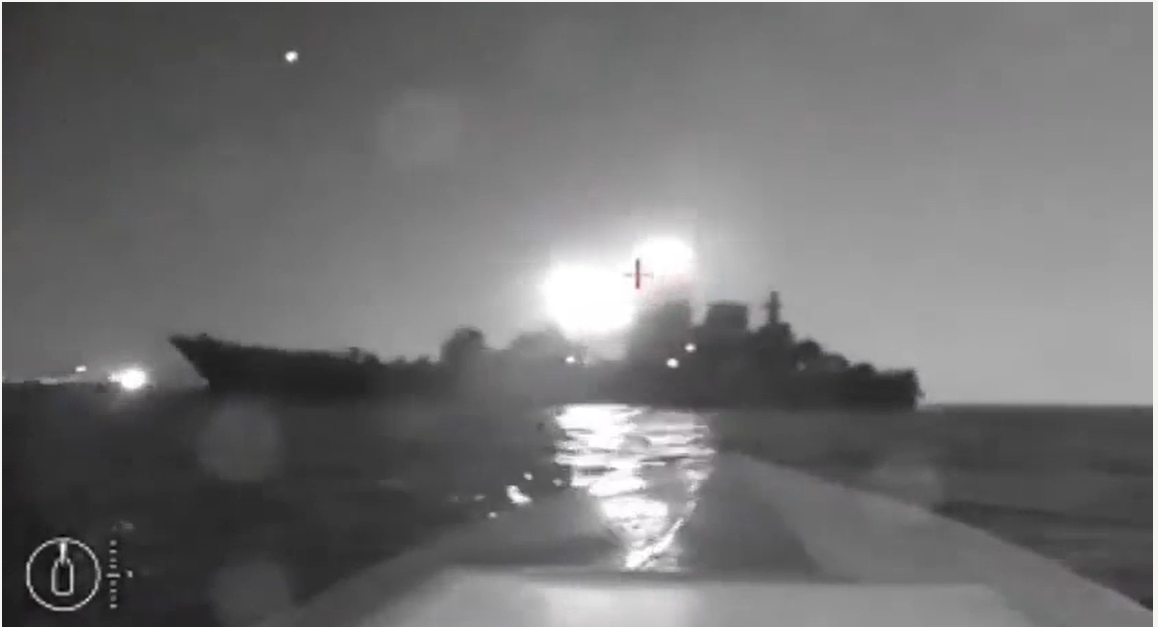 Ein dramatisches PoV-Video zeigte den Moment, als eine „Sea Baby“-Drohne im August ein russisches Kriegsschiff traf