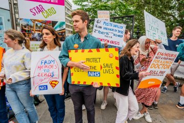 Zum ersten Mal beteiligen sich junge und leitende Ärzte an den Streikposten des NHS