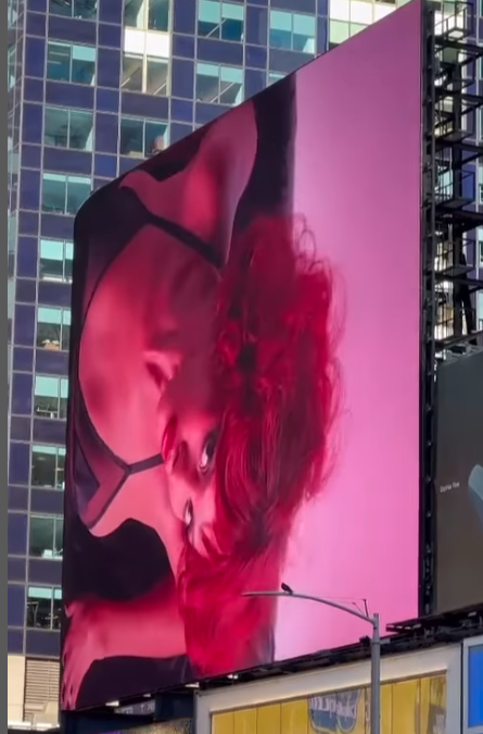 Mayas D&G-Werbetafel steht mitten auf dem berühmten New Yorker Times Square