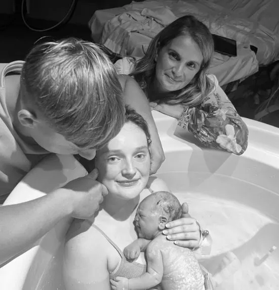 Elodie, abgebildet mit Sue und Partnerin Harley, wurde am Dienstag geboren