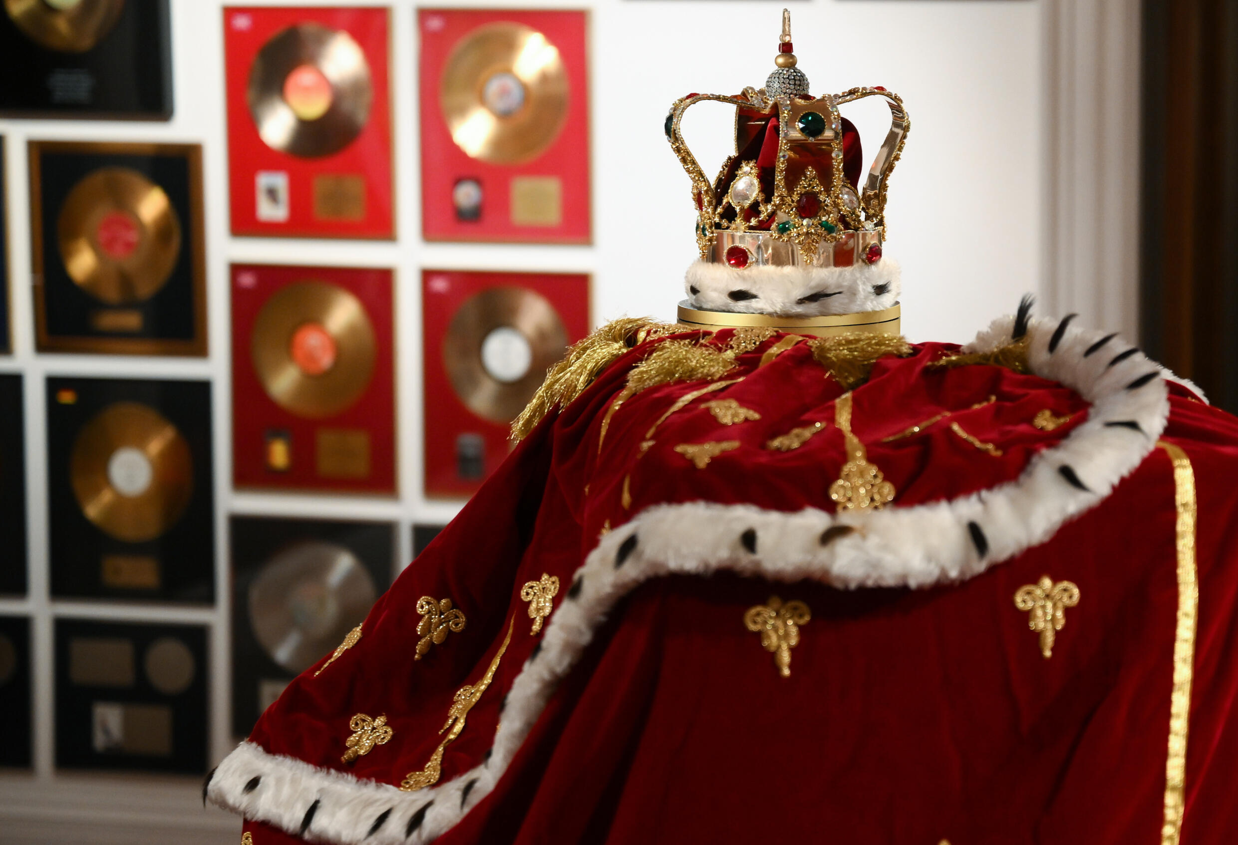 Mercury trug seine Krone und seinen Umhang während der Queen-Tournee 1986.