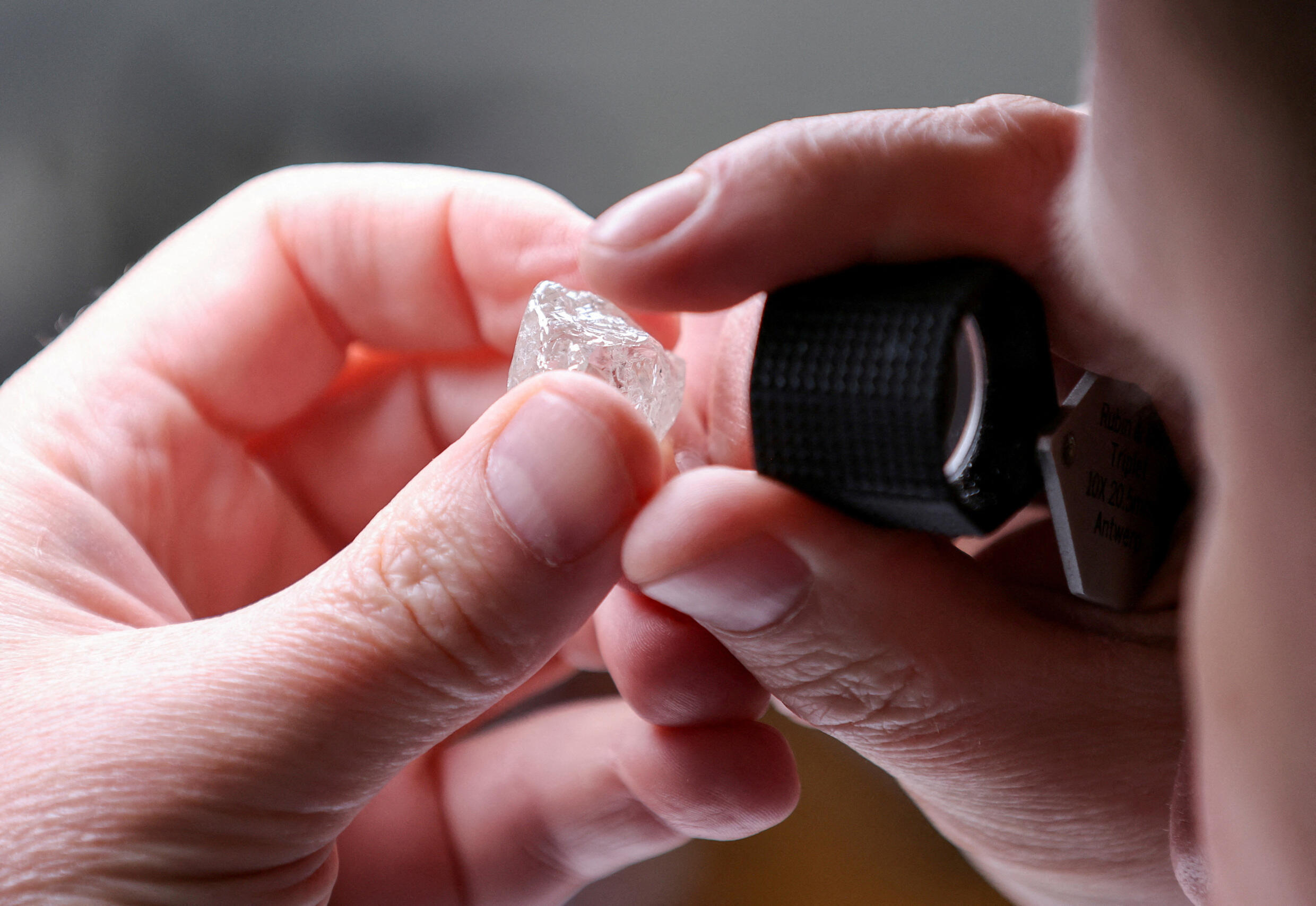 Ein Arbeiter hält am 30. April 2021 einen Rohdiamanten in der Diamonds of Alrosa-Fabrik in Moskau, Russland.