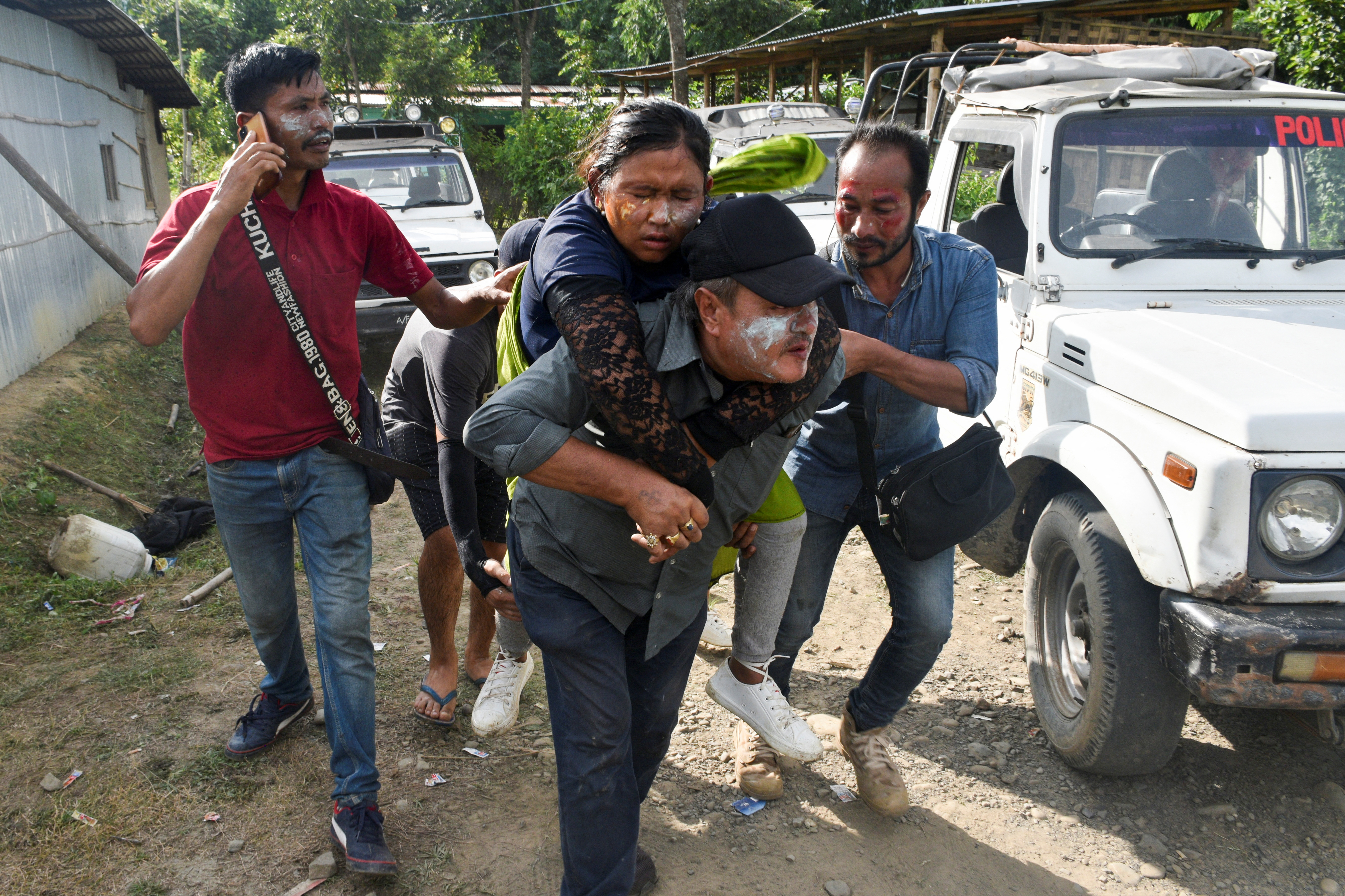 Eine verletzte Frau wird zu einem Krankenwagen im Distrikt Bishnupur in Manipur gebracht