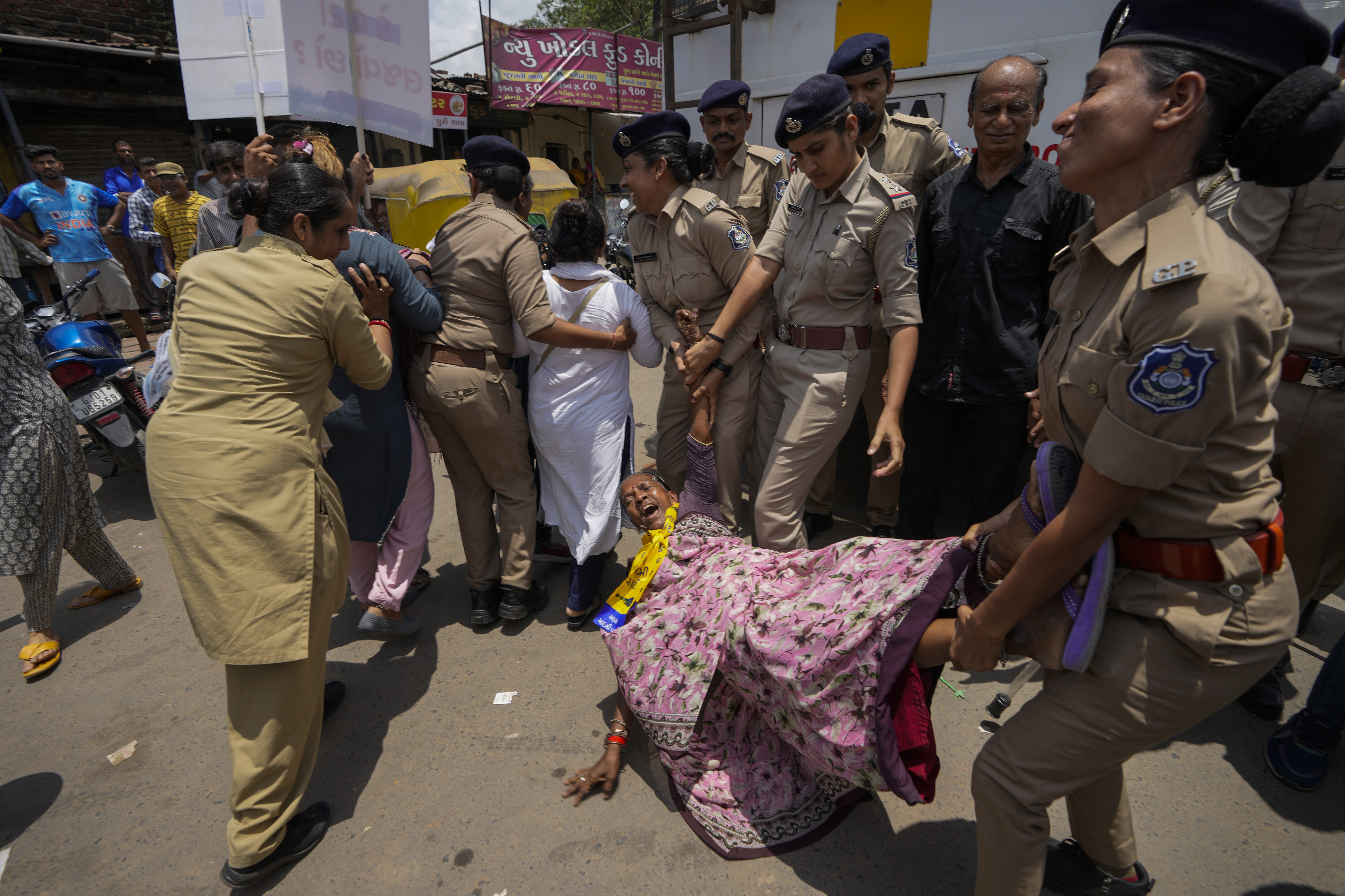 Polizisten nehmen eine Frau während einer Protestaktion gegen die Gewalt fest