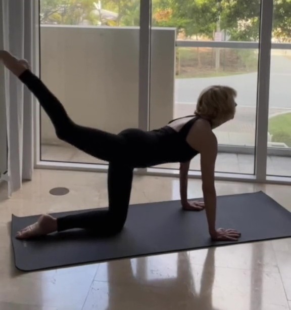Die 76-Jährige präsentierte ihre Yoga-Routine in den sozialen Medien