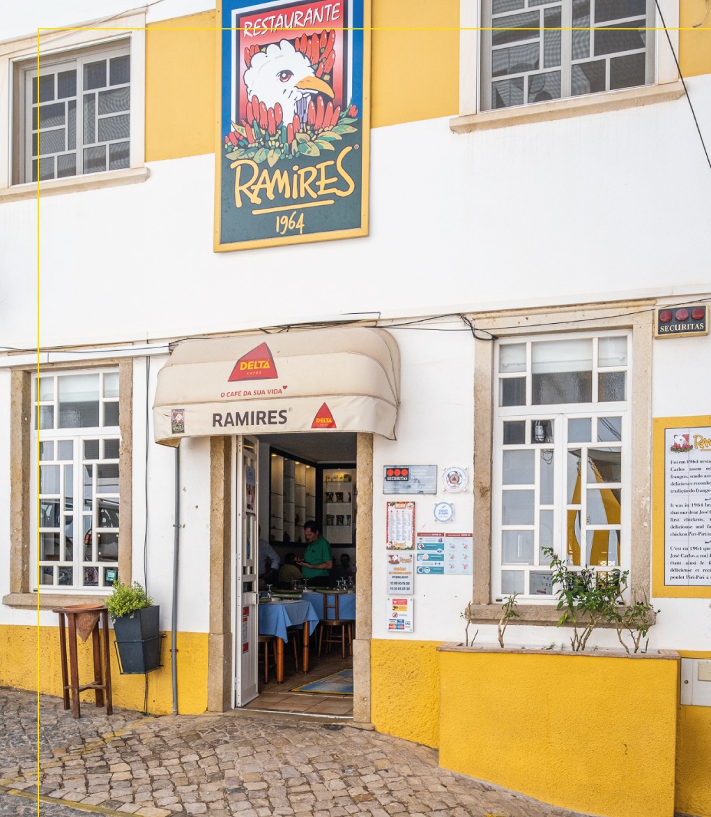 Das 1964 eröffnete und auf drei Ebenen verteilte Restaurant Ramires bietet eine Speisekarte, die sich ausschließlich auf Peri-Peri-Hähnchen konzentriert