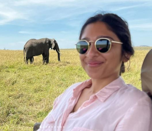 Sonya hat sogar während einer Safari in Kenia E-Mails gecheckt