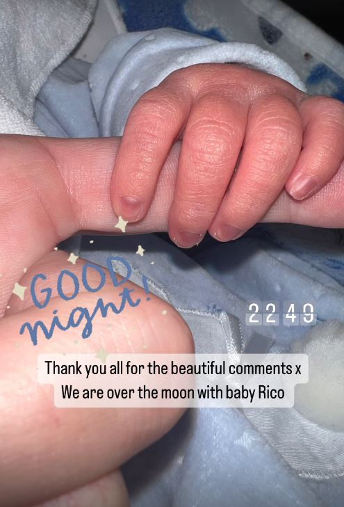 Paris Fury hat ein süßes Foto von Baby Rico geteilt, wie er den Finger seiner Mutter hält