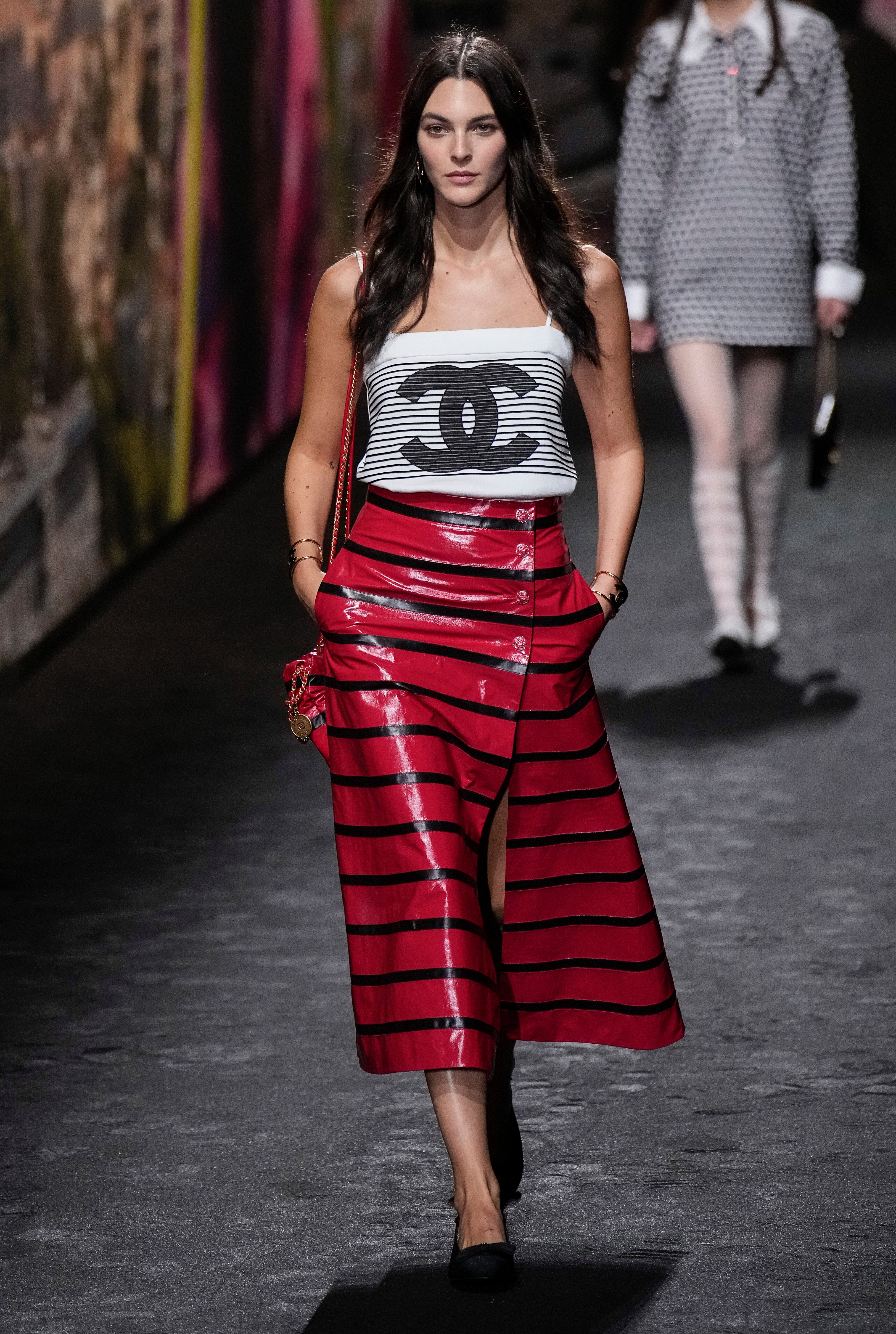 Model Vittoria trägt eine Kreation für die Chanel-Show