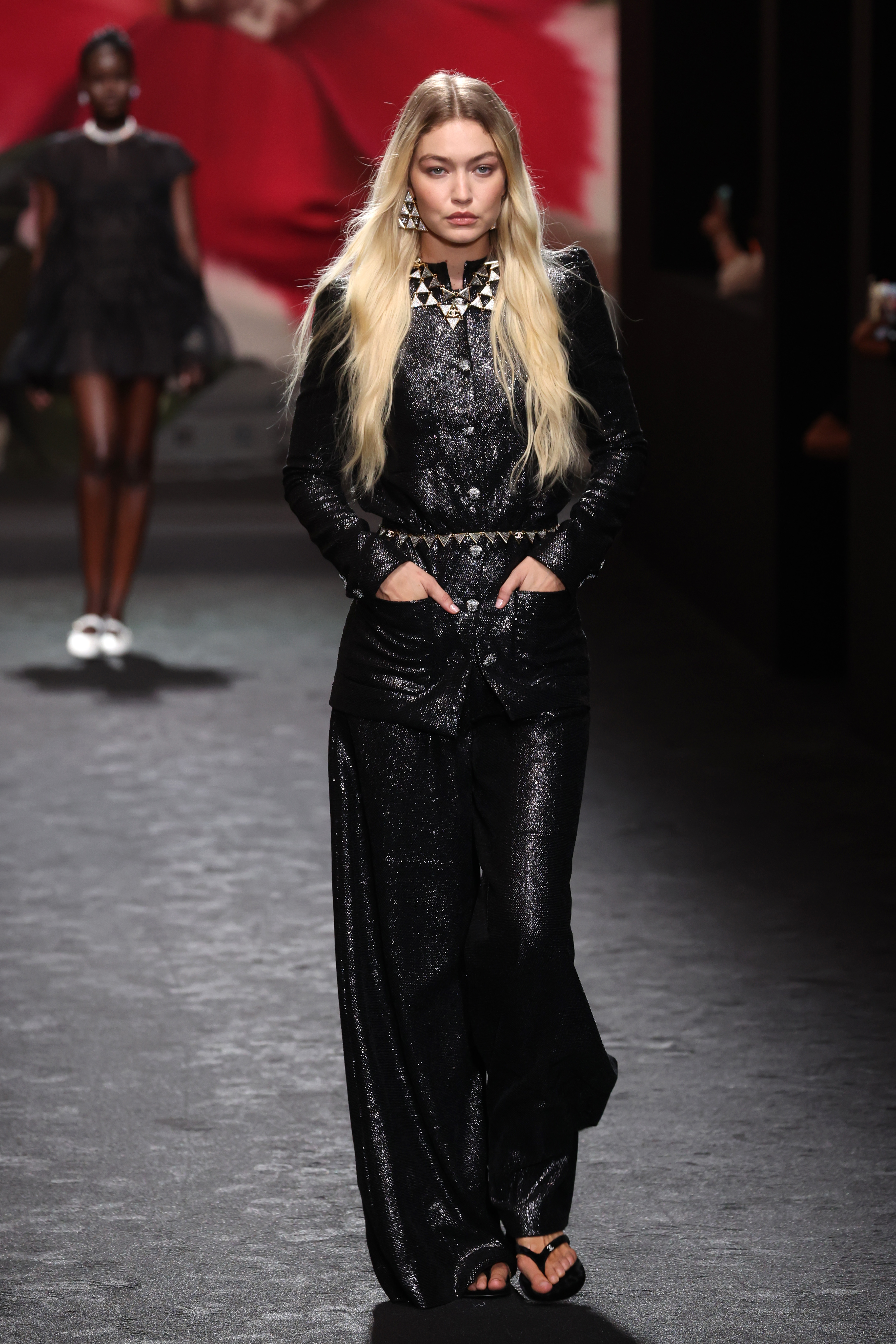 Gigi Hadid läuft während der Paris Fashion Week über den Laufsteg