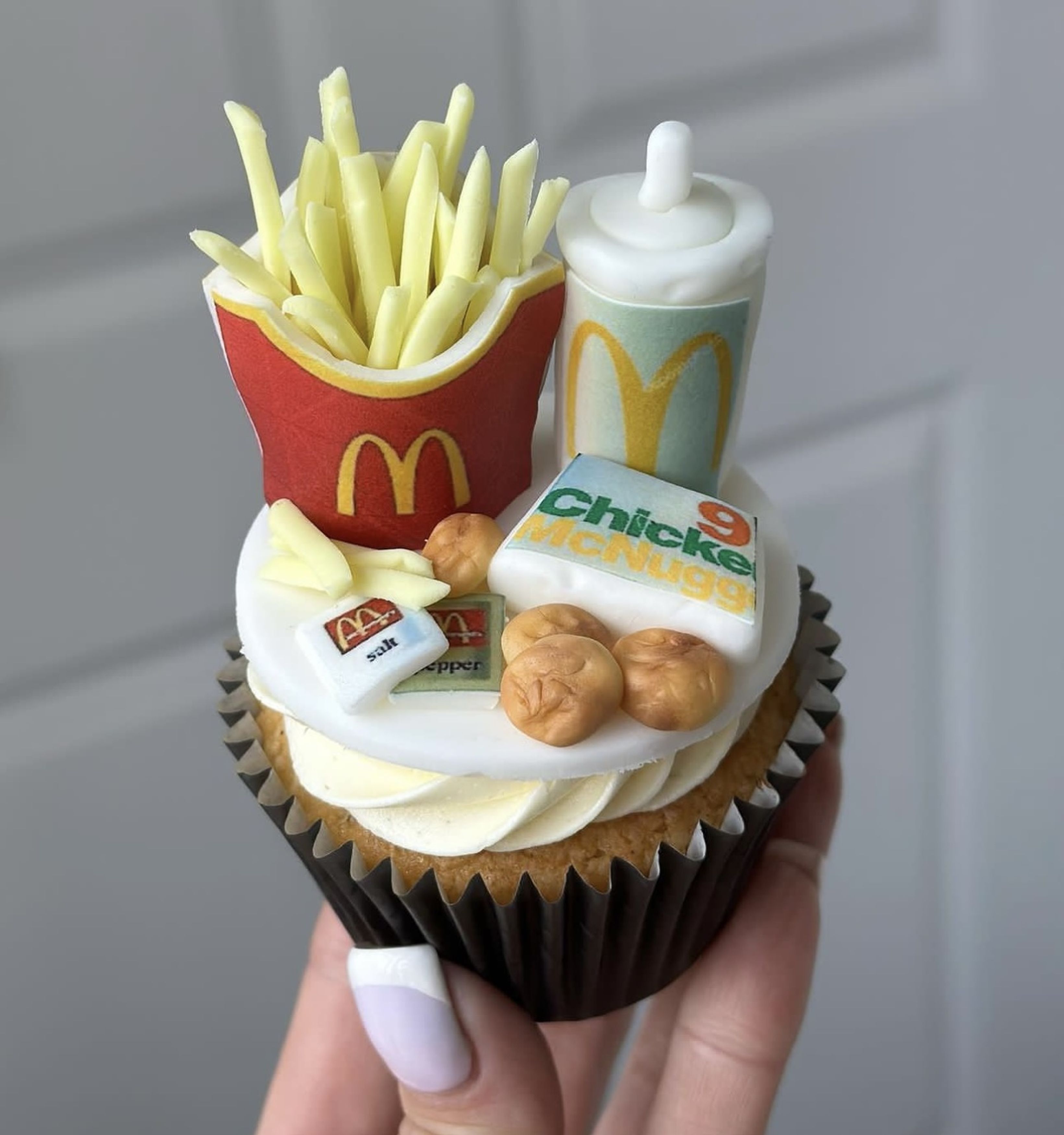 Sie hat eine Miniaturversion eines McDonald's-Chicken-Nuggets-Menüs zubereitet